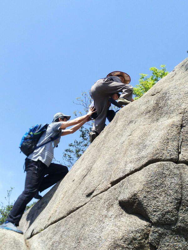 ,我们拉绳索向上攀登 请看视频 上拉下推,有点像挤上海的地铁 知难而退,娘娘放弃