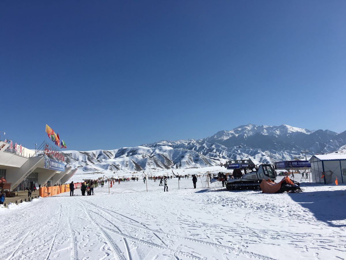 2024雪莲山滑雪场游玩攻略,滑雪场给人神清气爽的感觉,.