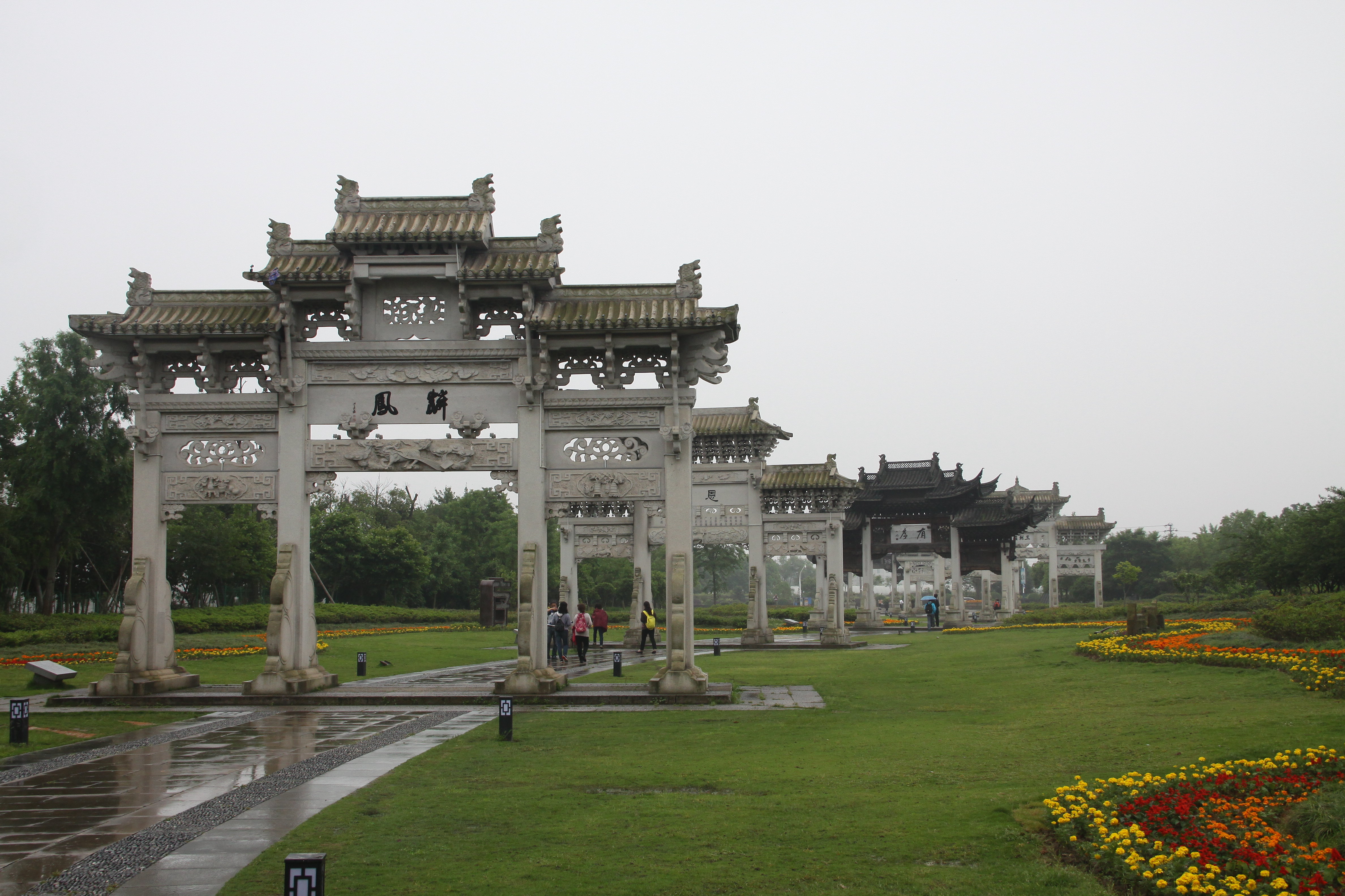 "一门尚义,九世同居",九座牌坊矗立在古镇入口.