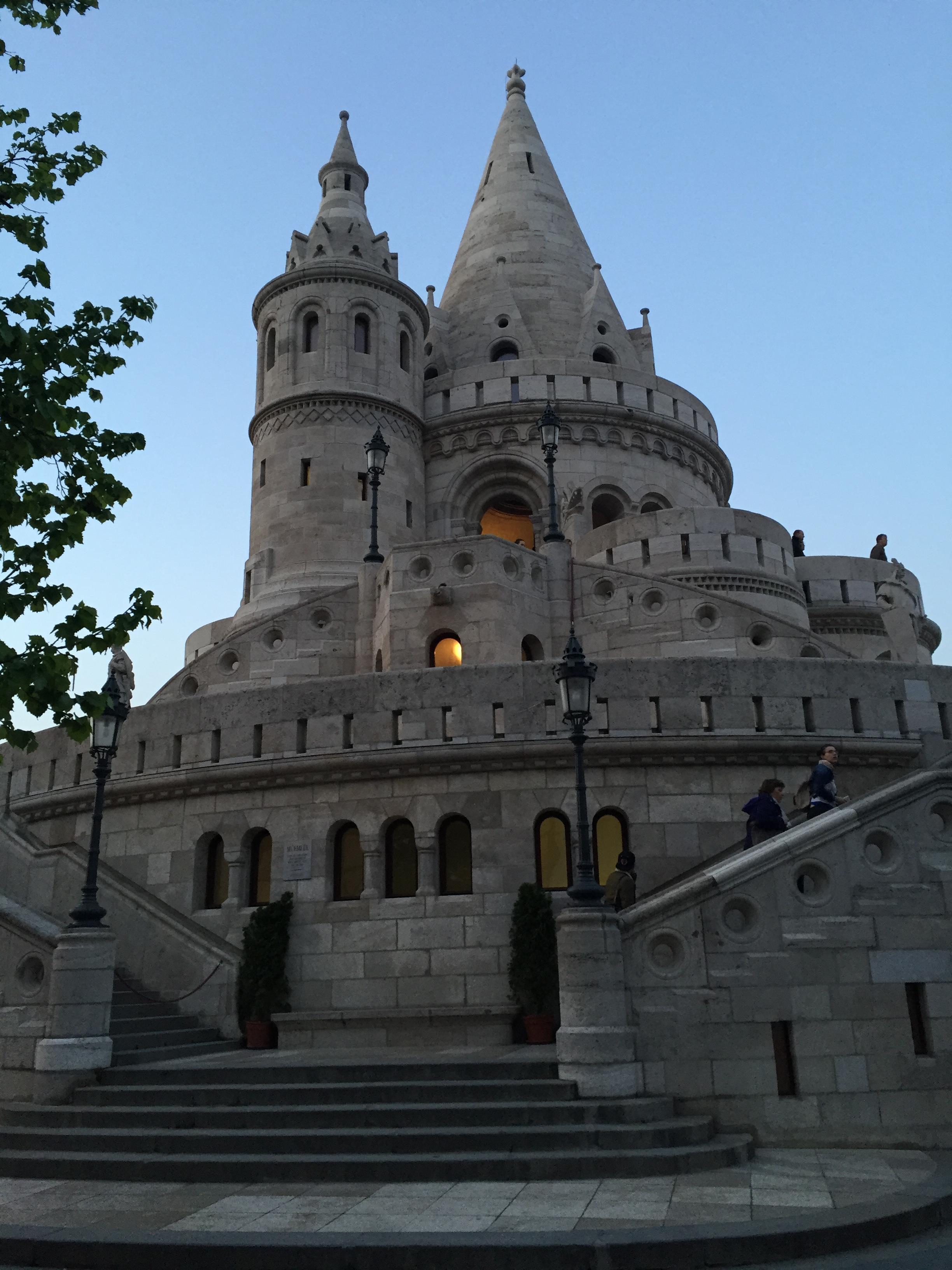 渔人堡是一座两层的白色建筑群,融合了新哥特,新罗马式以及匈牙利当地