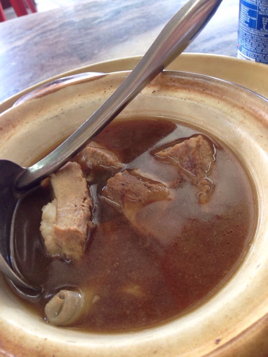 【携程攻略】吉隆坡新峰肉骨茶餐馆,大马的肉骨茶药味要重一些,新加坡
