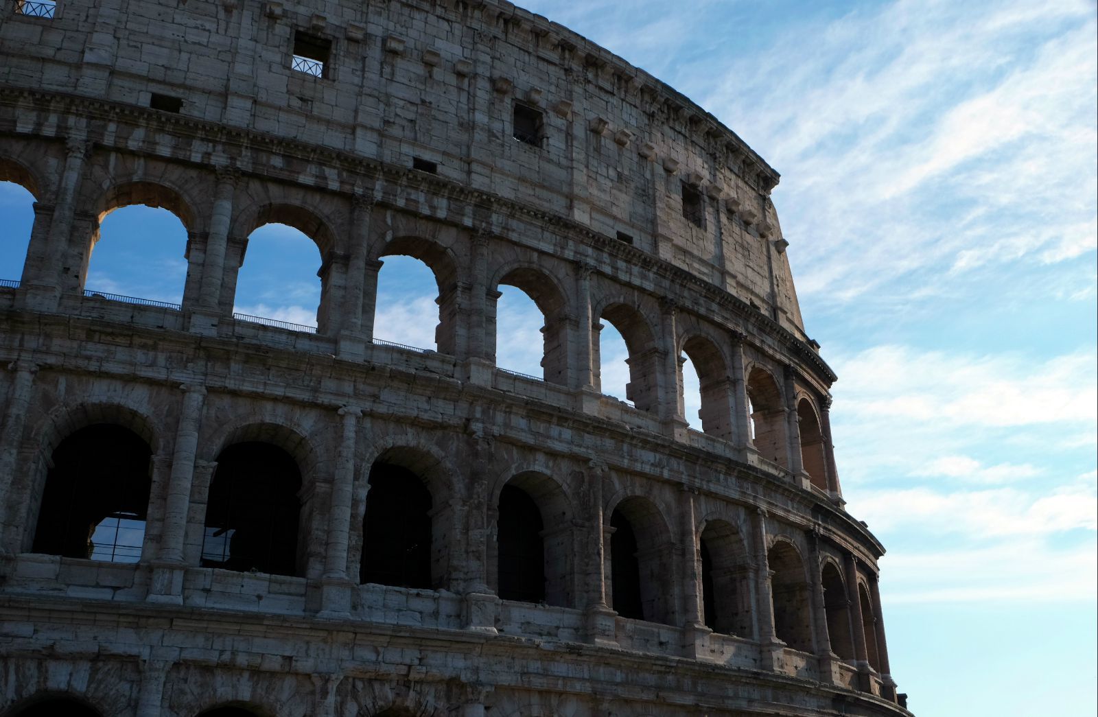 意大利古罗马竞技场罗马斗兽场是古罗马帝国专供奴隶主,贵族和自由民