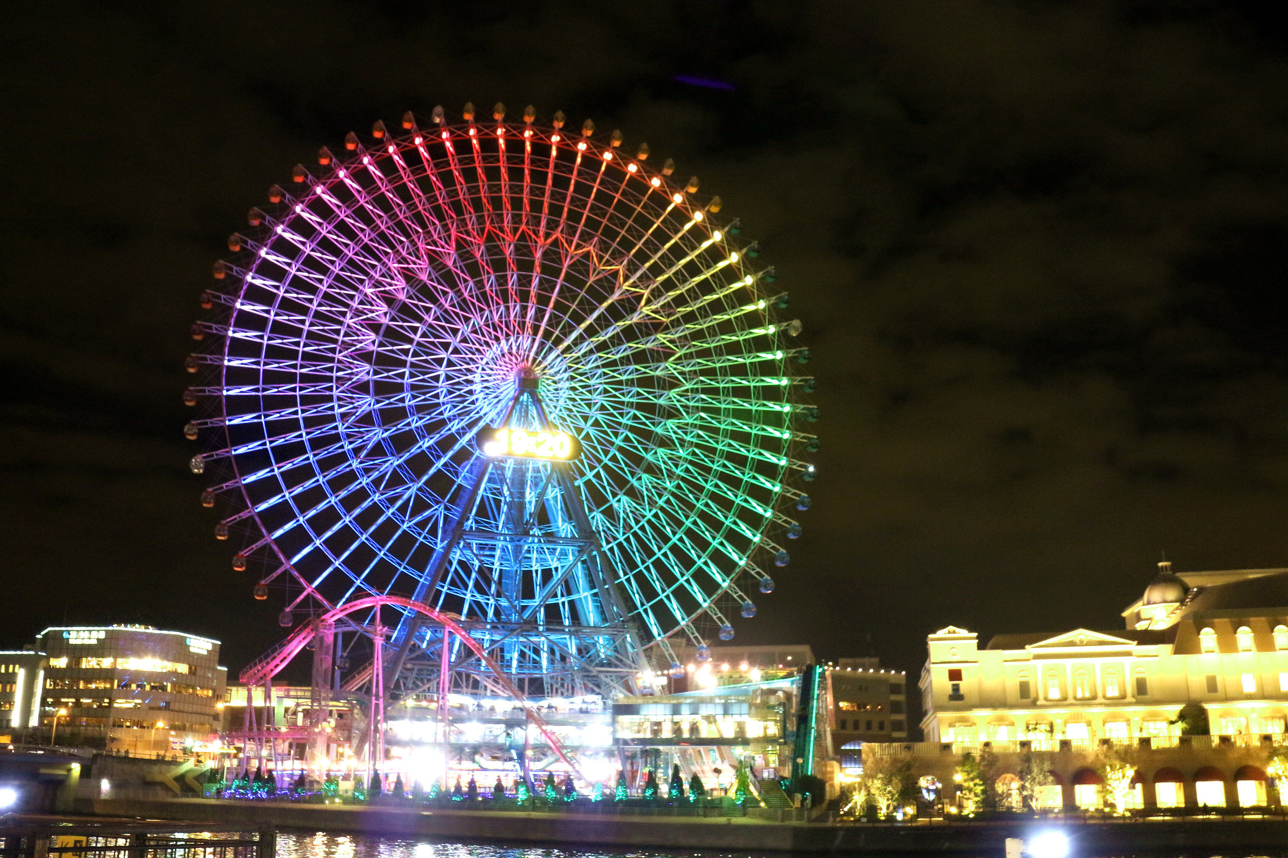作为有摩天轮情节的人来说,已经不光是看到摩天轮就能满足的了,要五颜