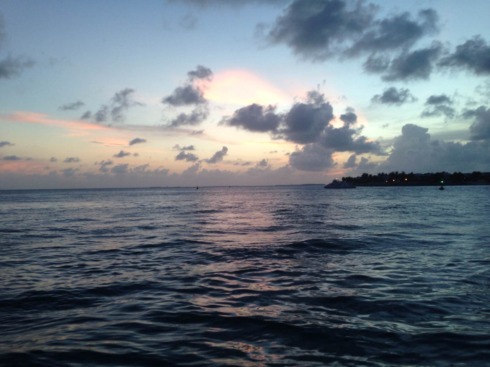 【携程攻略】佛罗里达西礁岛景点,mallory广场上人头攒