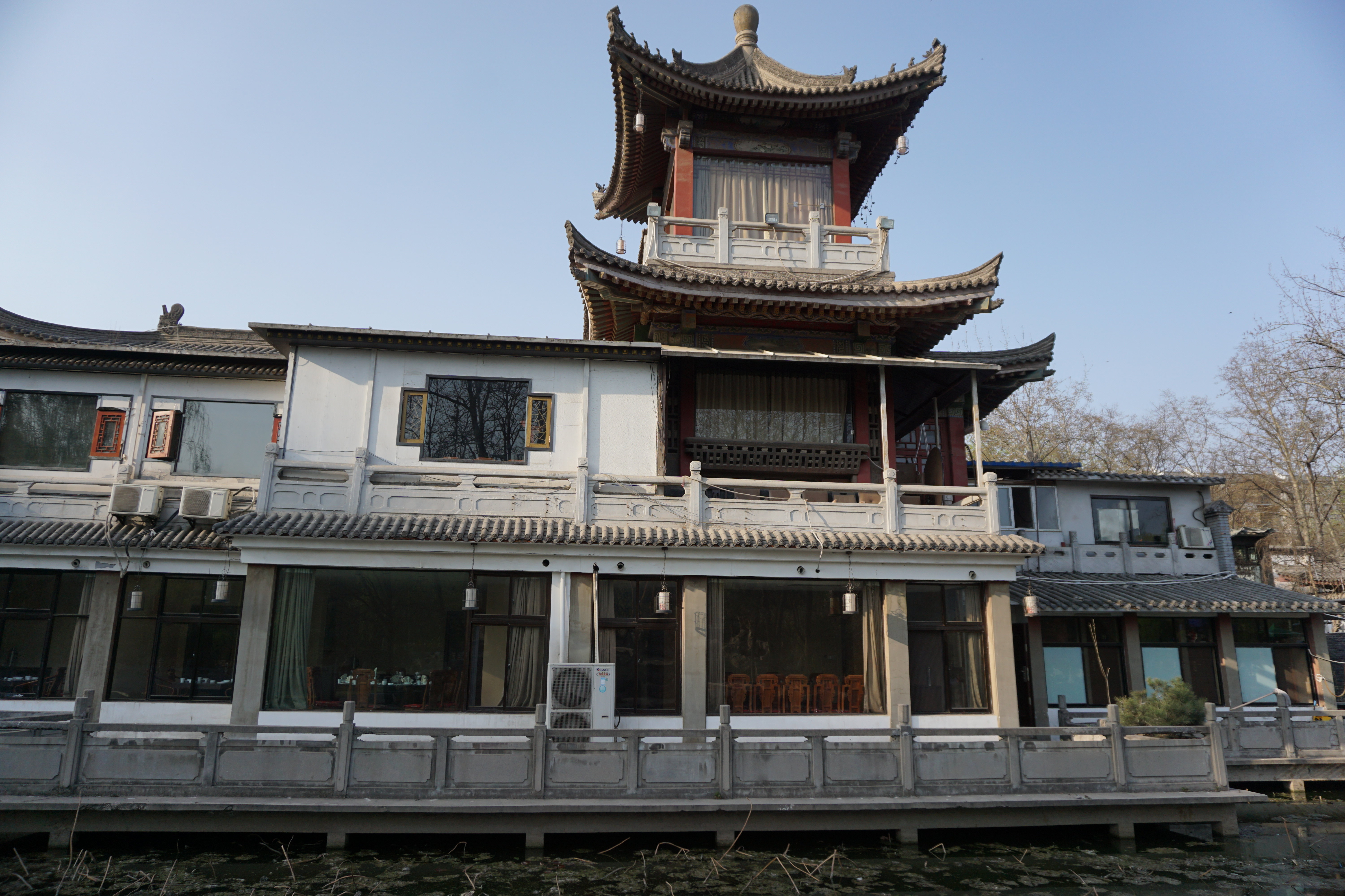 【携程攻略】西安莲湖公园景点,从这条街走进去就是回民街的一条分流