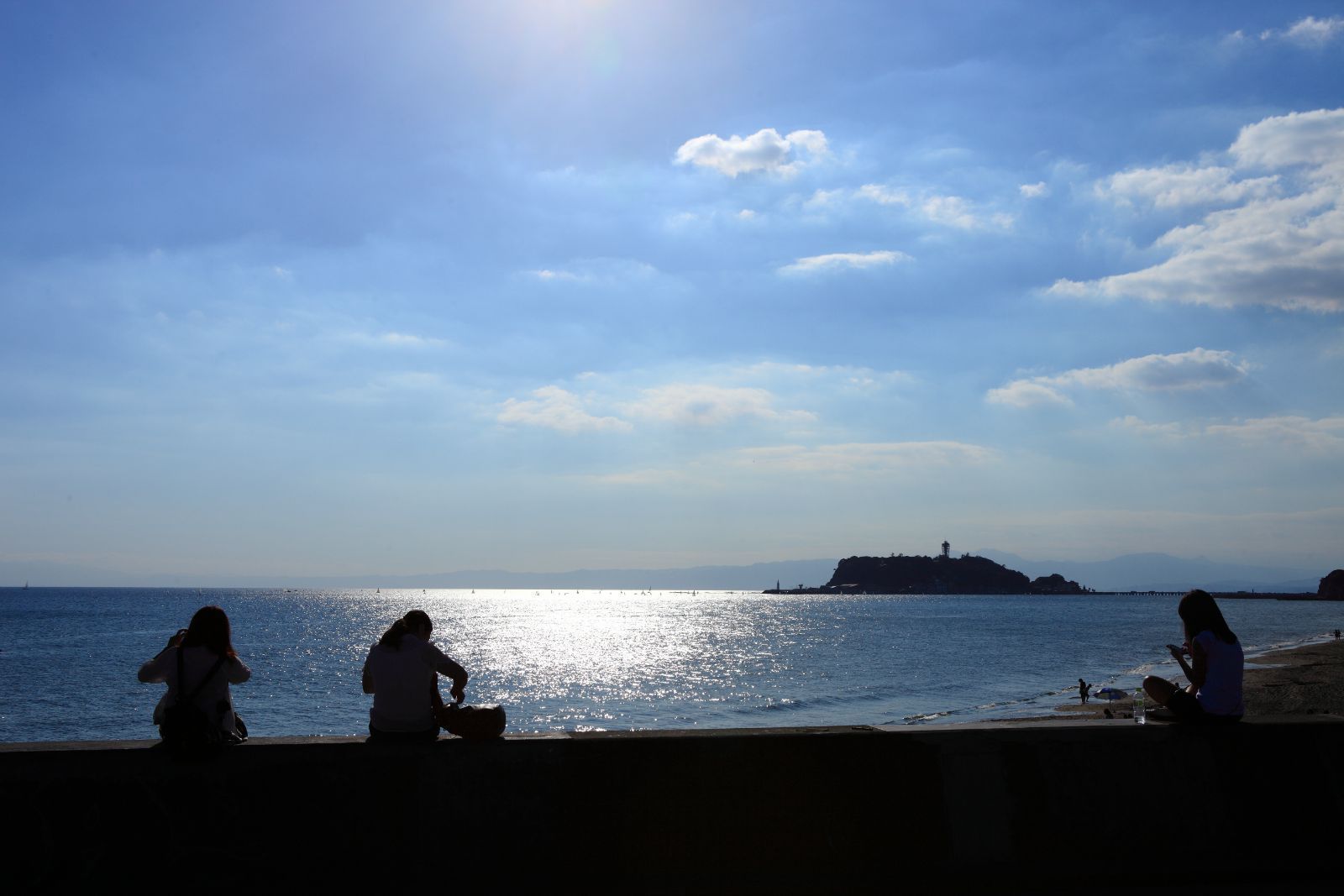 携程攻略 镰仓市湘南海岸景点 夕阳下的湘南海岸是最美的 平静的海面在余晖中波光粼粼 闪烁着耀眼