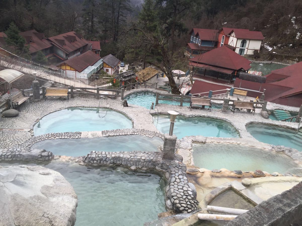 海螺沟二号营地冰川温泉