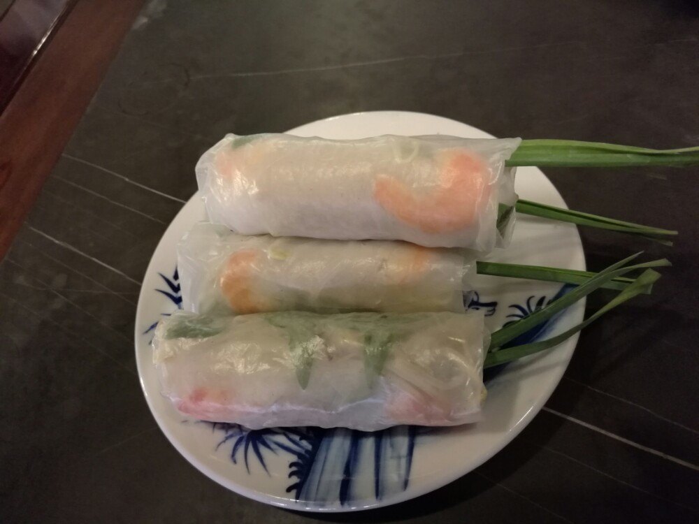 越南菜口味不错,品尝了甘蔗虾越南春卷等特色菜.