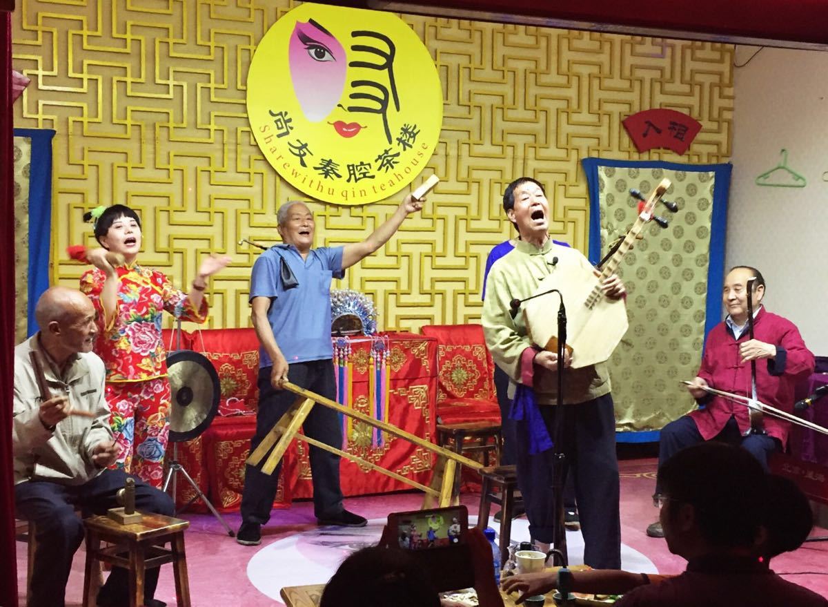 中间的秦腔选段,节目后与观众的互动都亲切万分,而压轴的华阴老腔现场