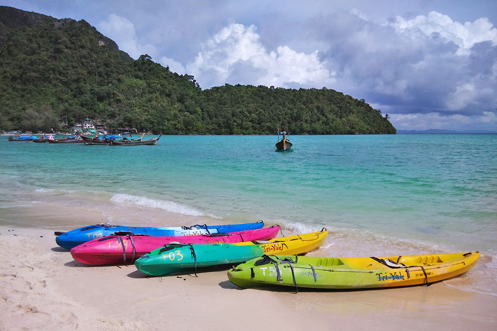 晚上有露天玩火的项目,杂耍流星火(竟然还有洋妞耍得很专业呢),跳火绳