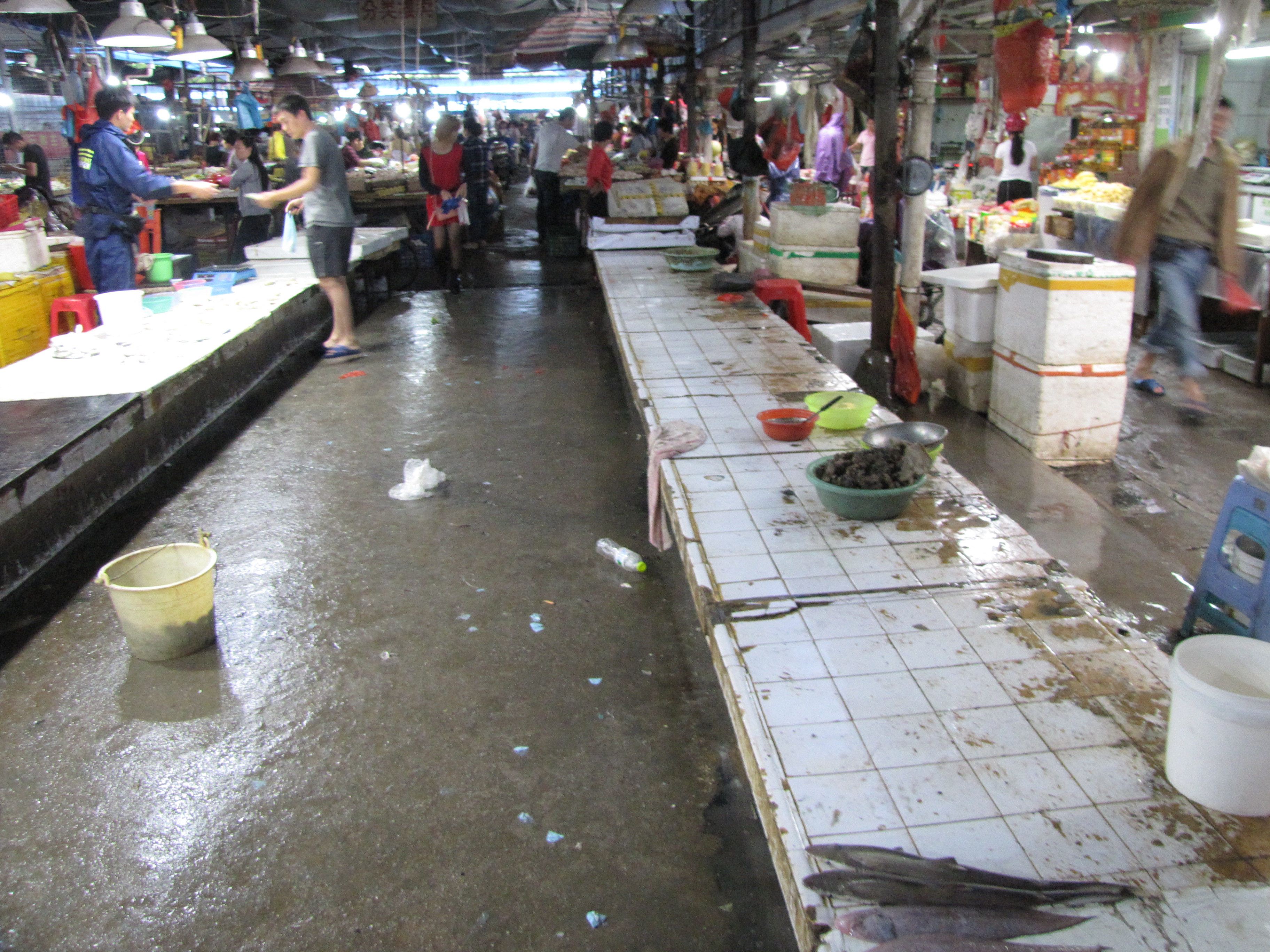 风雨过后的北海市海鲜市场异常冷清