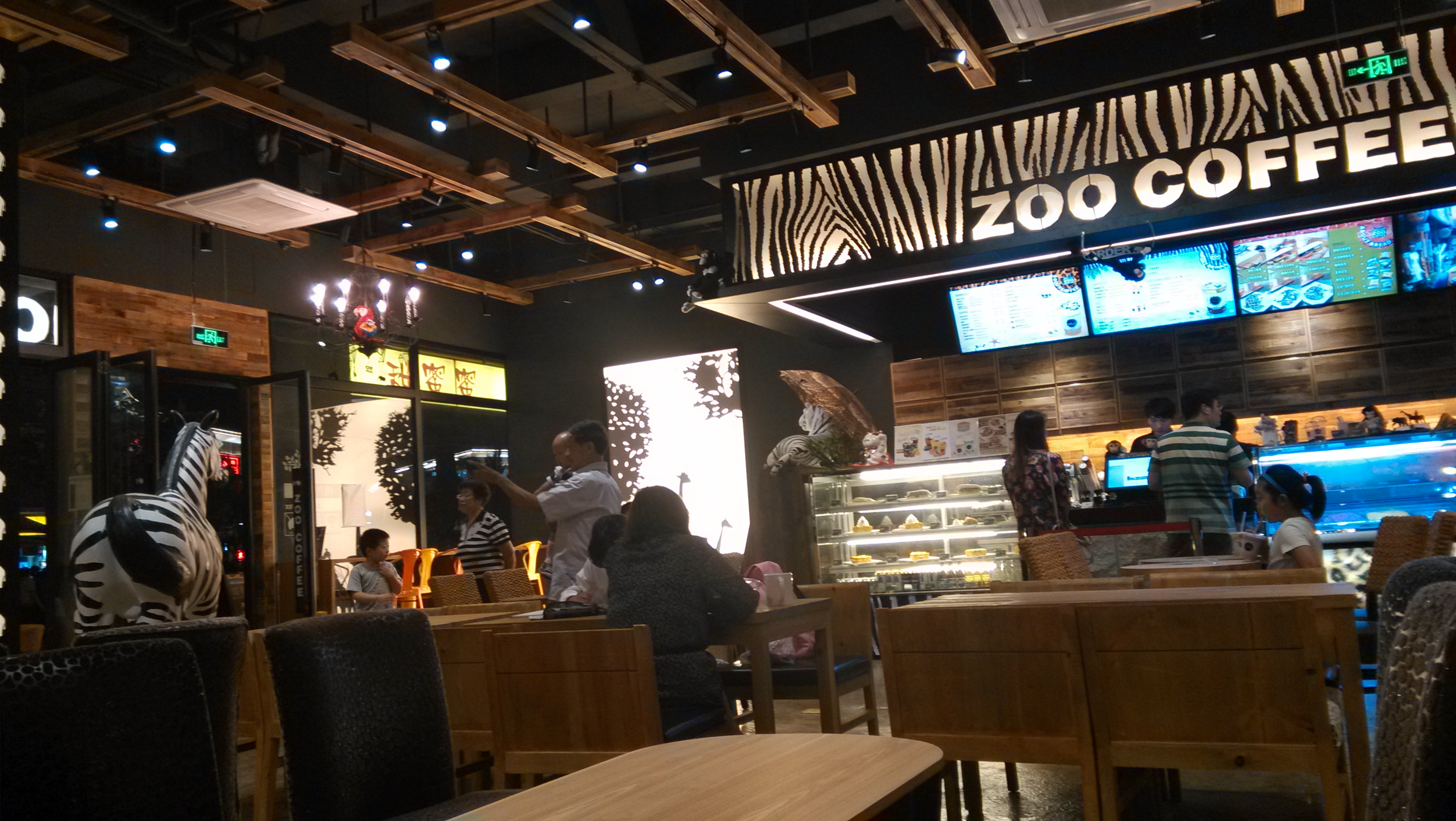 他家是以动物为主题的,整个咖啡厅面积挺大,不过座位摆放多加上动物多