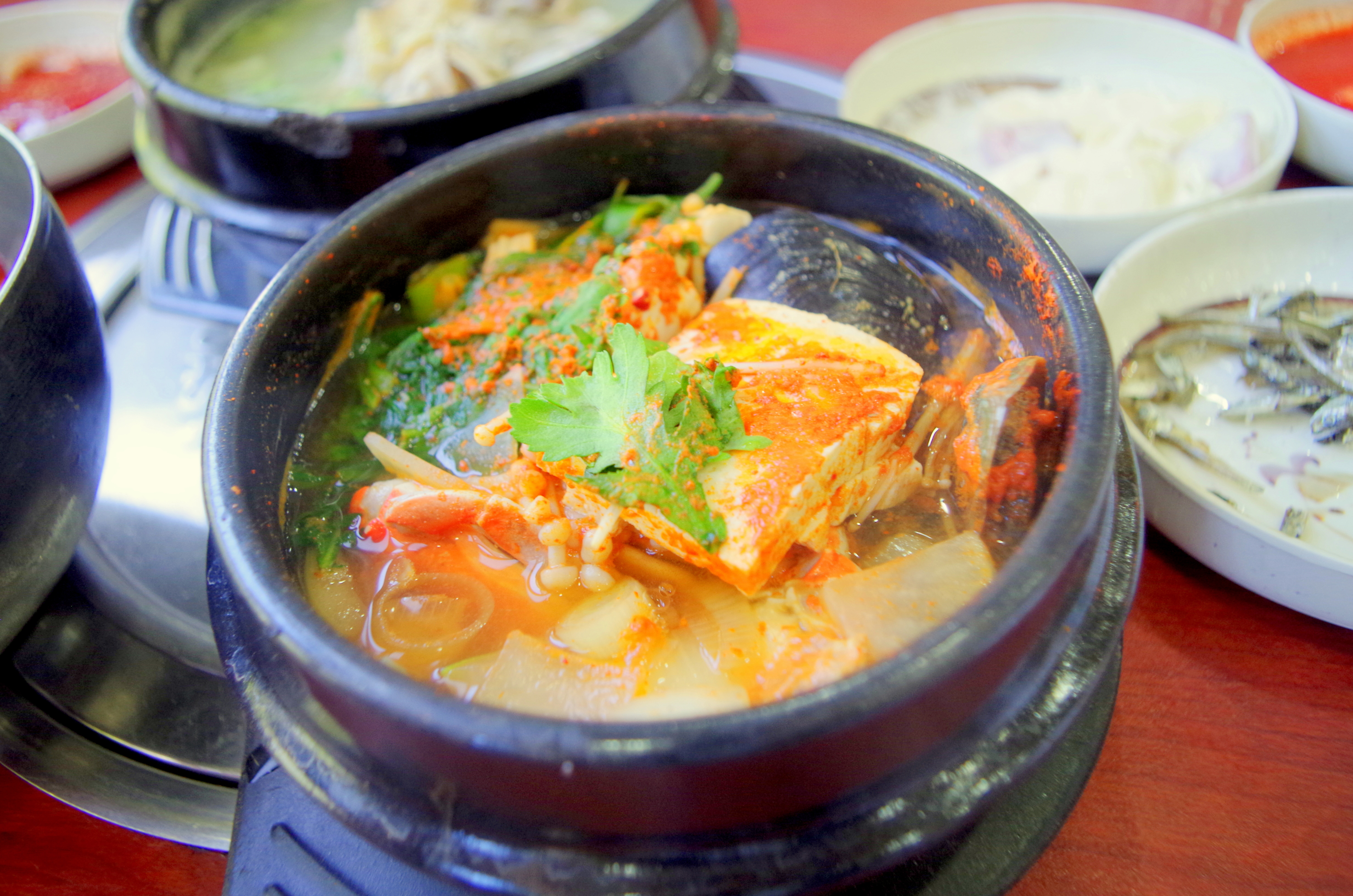 又是随性选择的一家传统韩餐店,点了鲍鱼参鸡汤,海鲜豆腐汤和拌冷面.