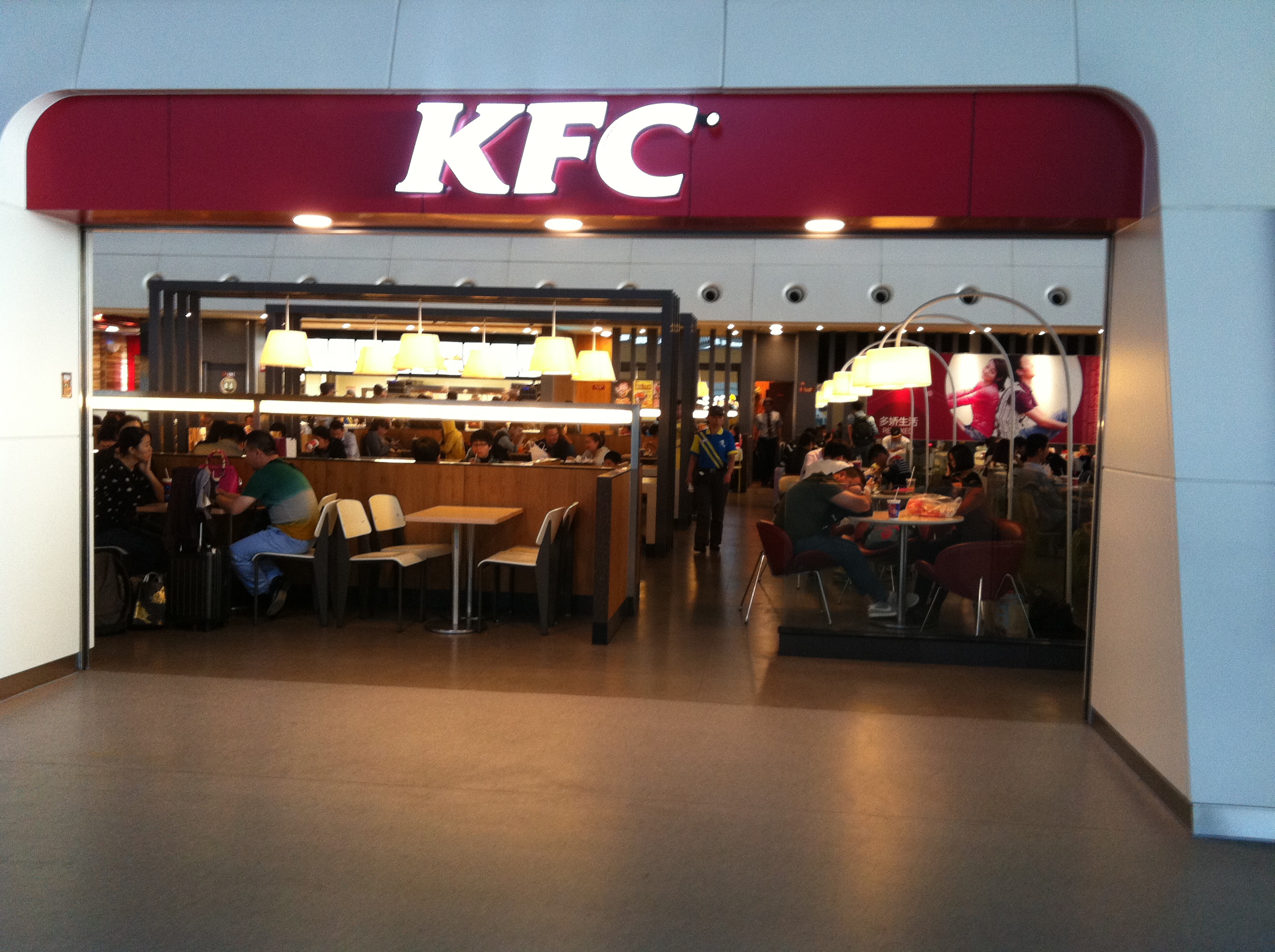 这一家肯德基火车东站店看上去倒是还不错环境整齐生意火爆店堂内坐满