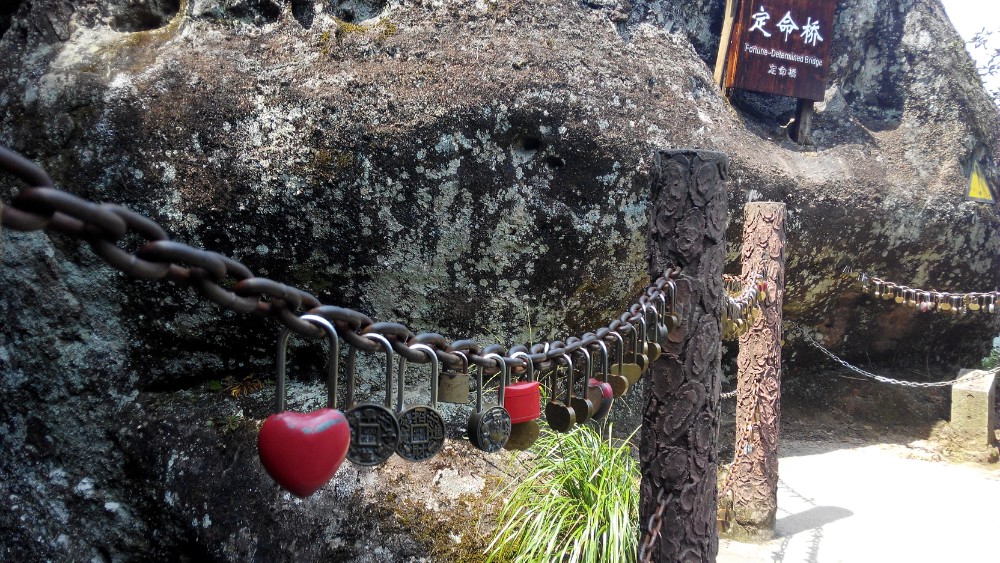 大,水帘洞水少点挺远的,虎啸岩风景好美,情侣去要带锁,一定要去定命桥