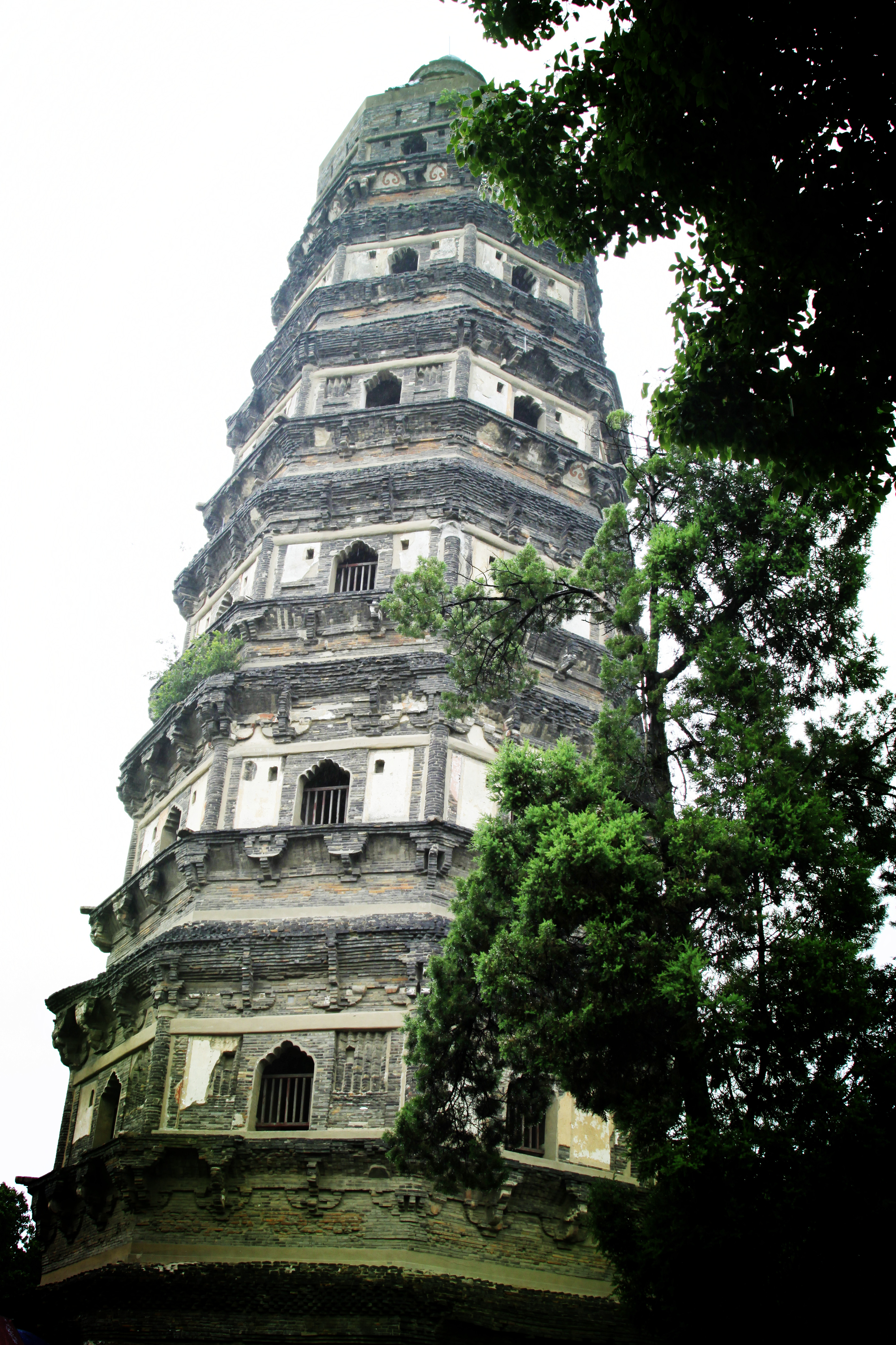 虎丘塔又名雲巖寺塔,是中國第一斜塔,距今有1000多年曆史,比意大利