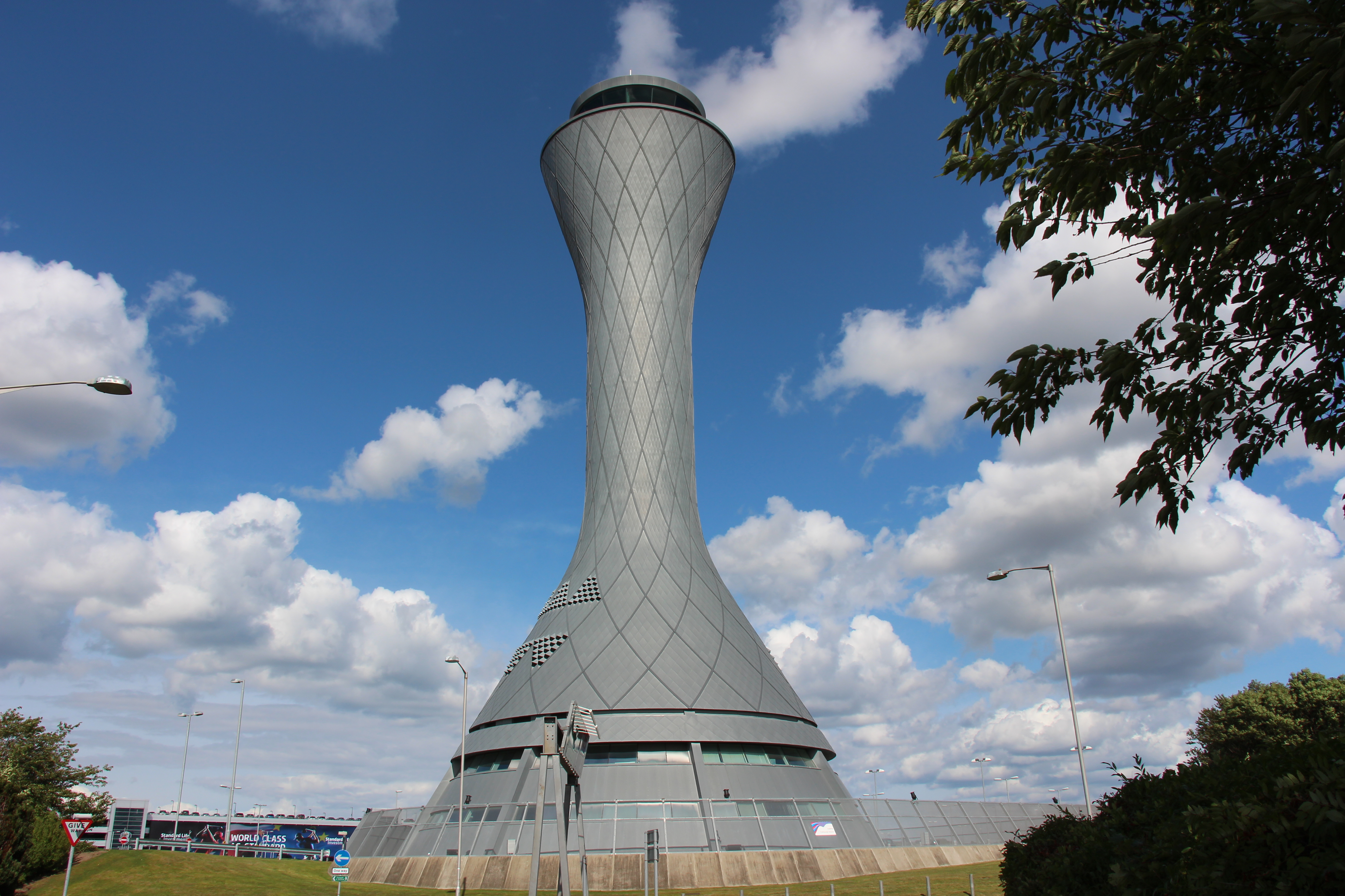 在去往酒店的路上,正好经过机场的塔台