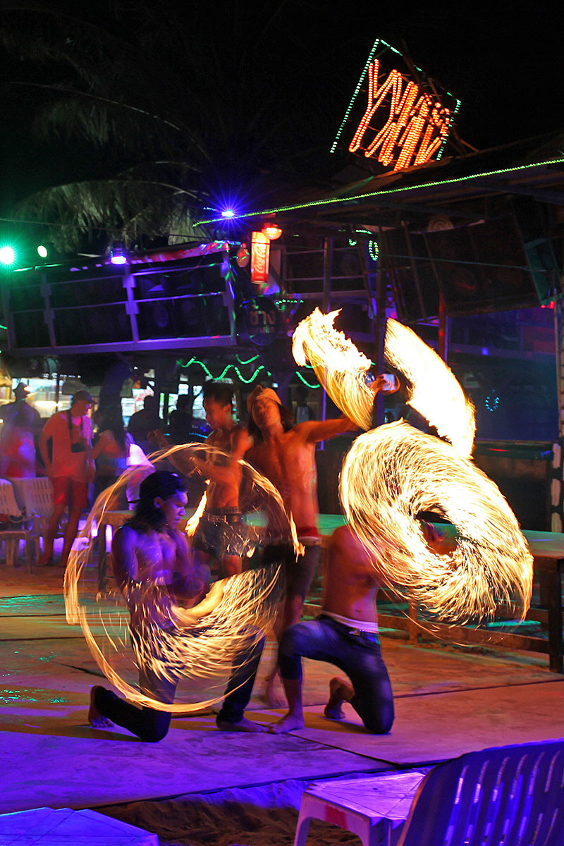 晚上有露天玩火的项目,杂耍流星火(竟然还有洋妞耍得很专业呢),跳火绳