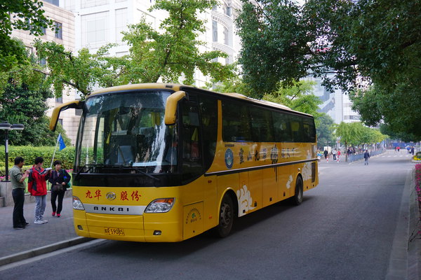 这车叫九华山直通车,说穿了就是混搭车,什么驴妈妈,携程的团还有我