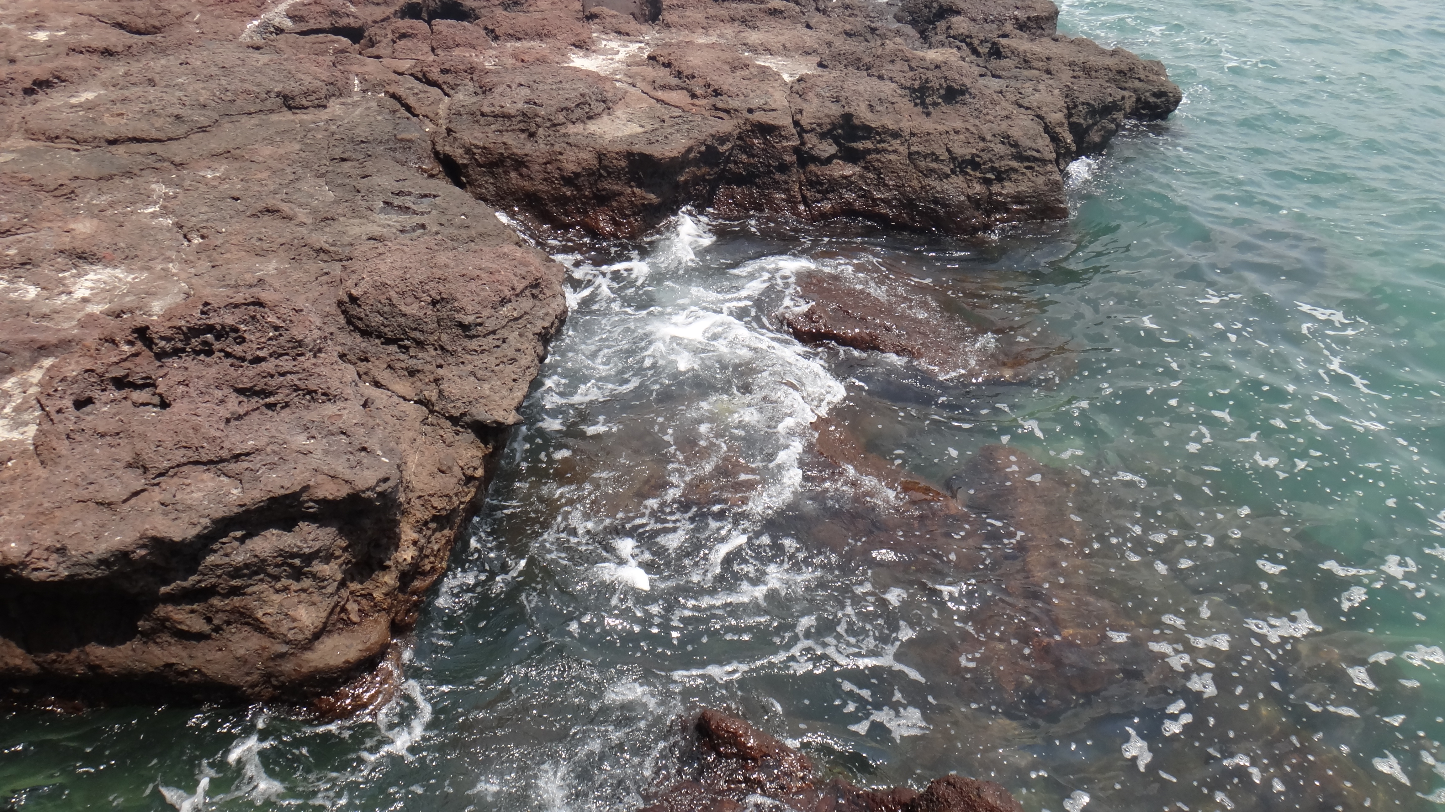鳄鱼山景区在涠洲岛的西南边,在"鳄鱼"山脚下,因壮观的火山熔岩而出名