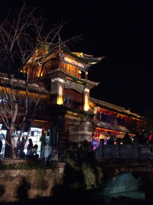 (古城四方街夜景,拍摄于2014年春节)