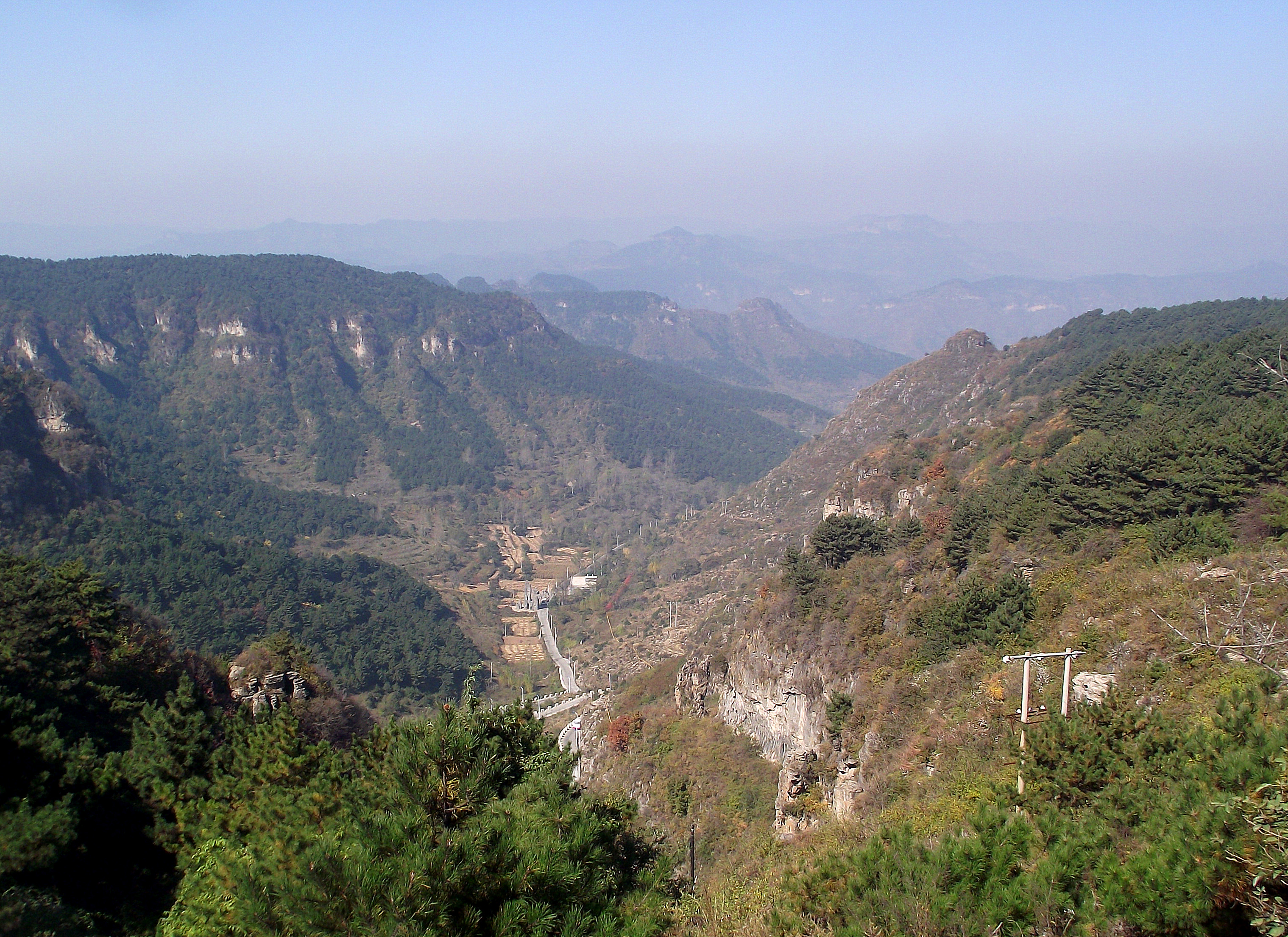 郭亮村景區豫晉碑景點旁的山西陵川古郊鄉崑山村經崑山村絕壁公路上來