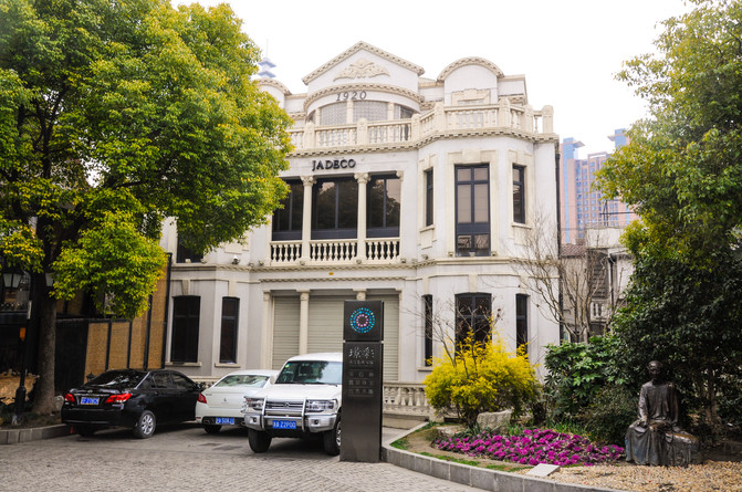 20世纪初的多伦路,还是上海宝山县一条荒芜冷僻的小河浜.