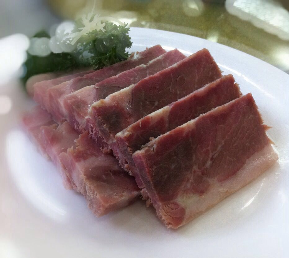 泡椒凤爪有些辣,海蜇皮脆有嚼劲,白切咸肉,味道一般;三丝,依旧细如丝