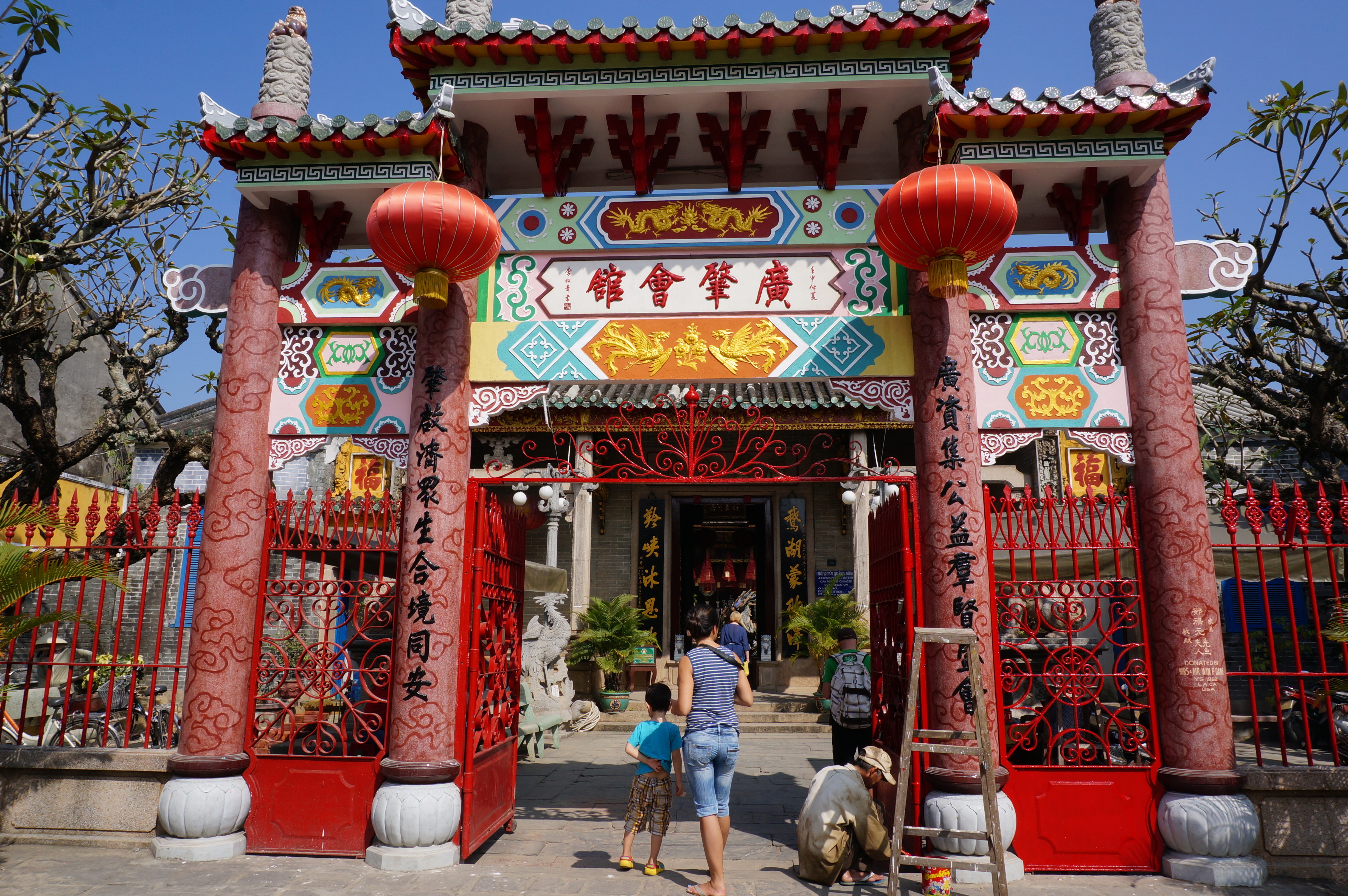 建起了福建會館,廣肇會館,潮州會館,瓊府會館和作為五幫會館的中華