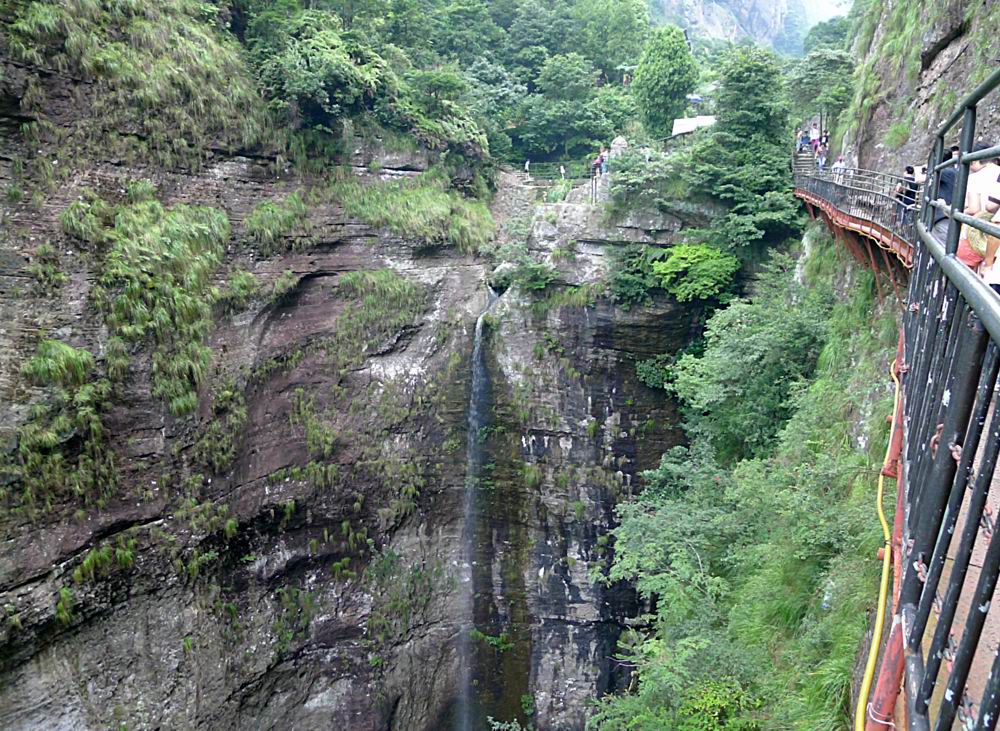 景點,小龍湫位於浙江省溫州樂清市雁蕩山靈巖景區內,是雁蕩山旅遊必到