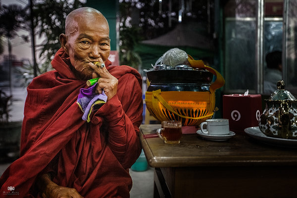而吃饱喝足的老和尚则悠闲的喝着茶,抽着缅甸雪茄.