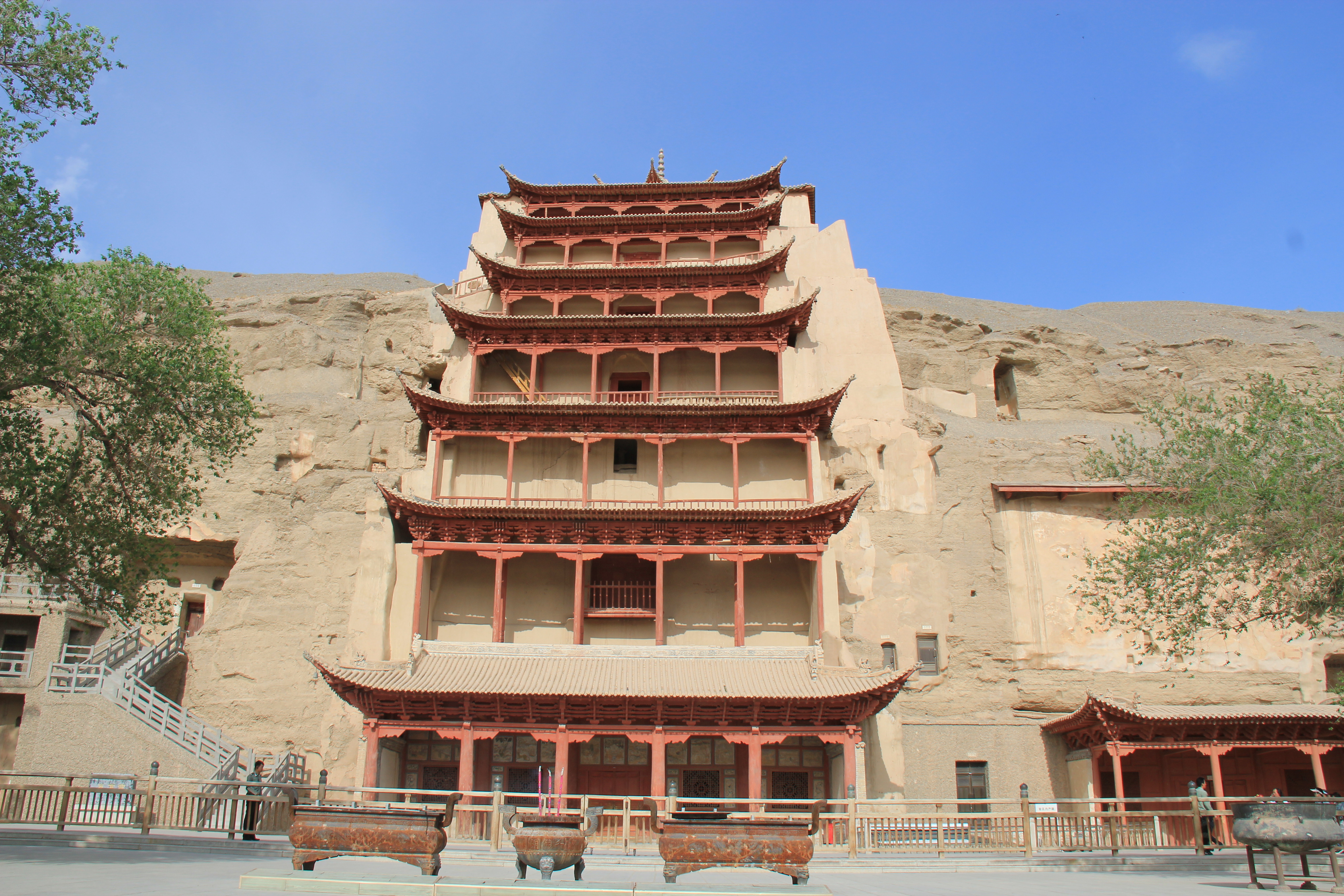 九层阁                                               莫高窟