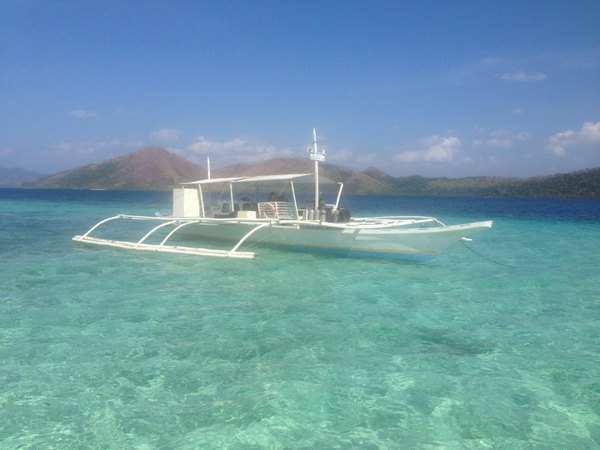 螃蟹船飘浮在清澈进底的海面上,如一幅画.