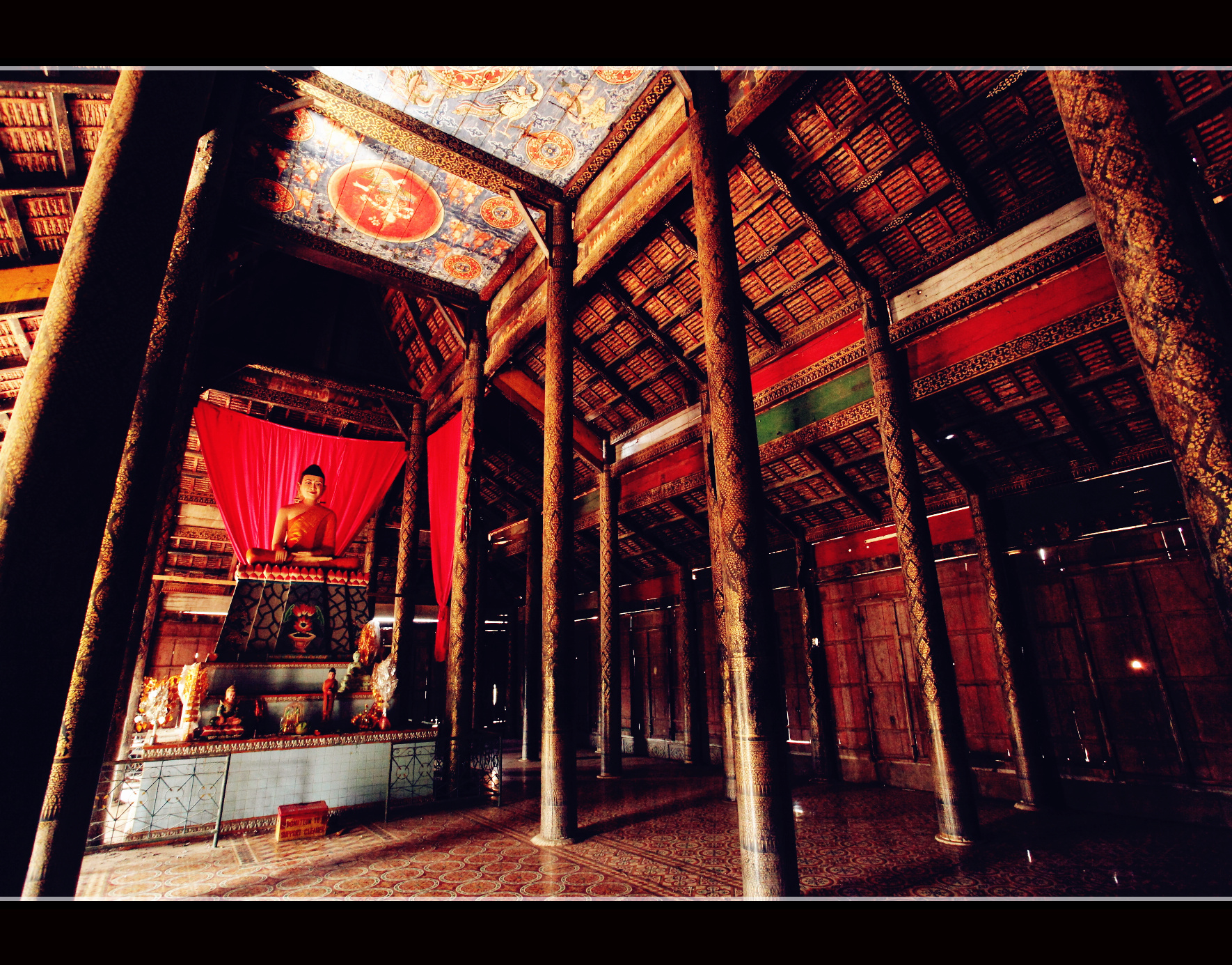                  佛堂内部景观