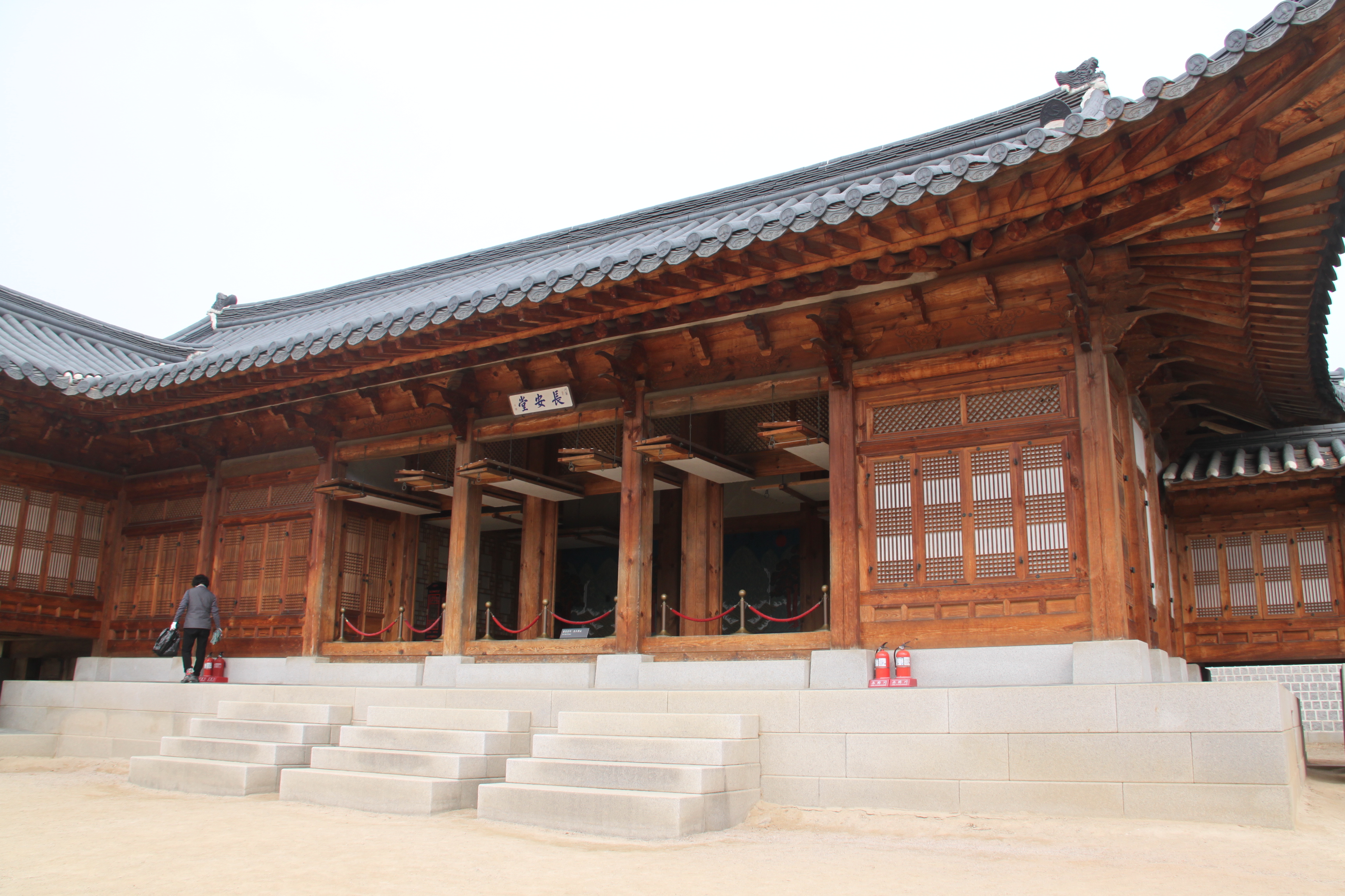 在我眼里,景福宫是缩小版的故宫,门上到处是中文名字,可见中华影响之