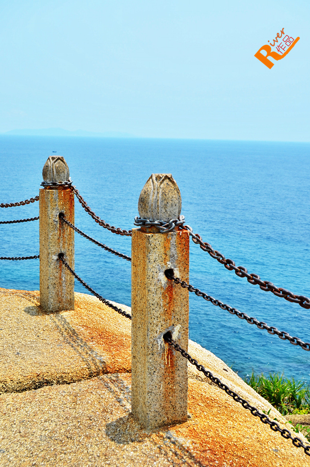 蜈支洲岛的最南端,一个小观景平台,太阳特别晒,可以看看海边风景.