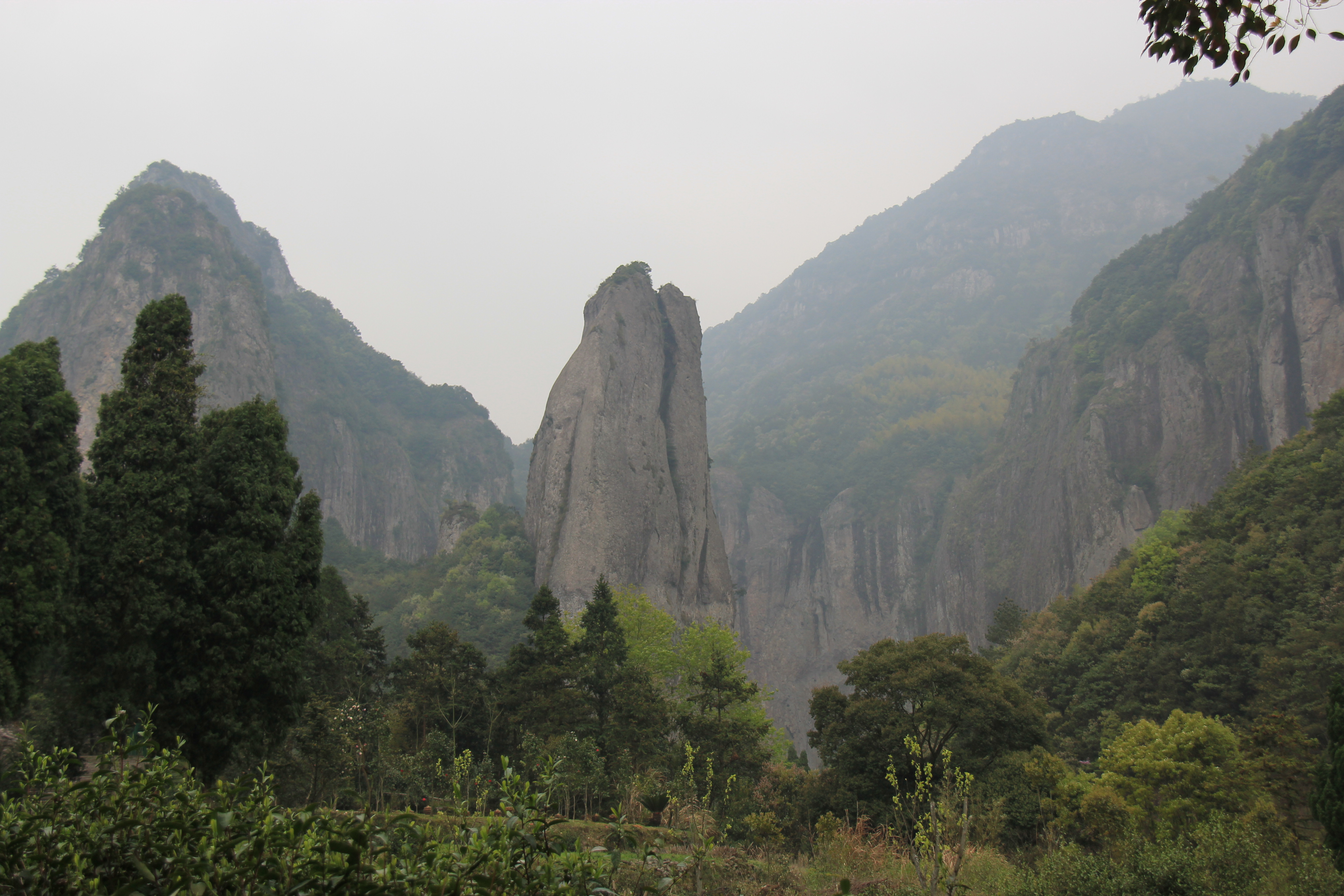 其中靈峰夜景,靈巖飛渡,龍湫飛瀑尤具神韻,被稱為