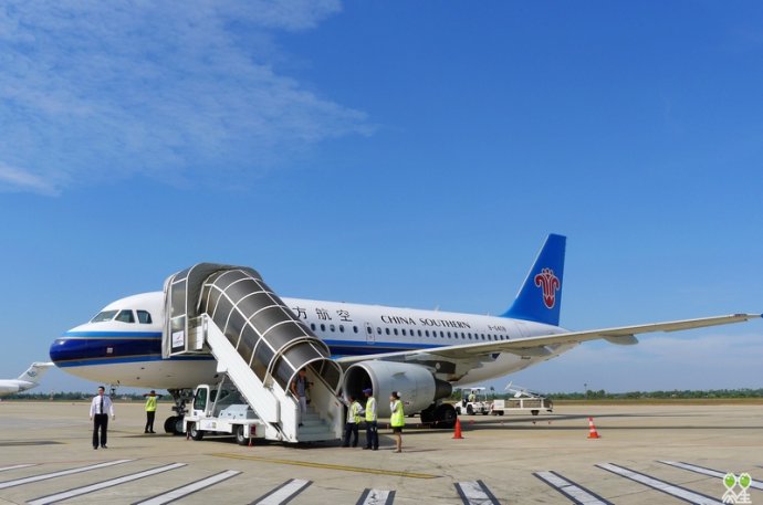 回过头来看看身后的飞机,再见了,广州灰色的天空