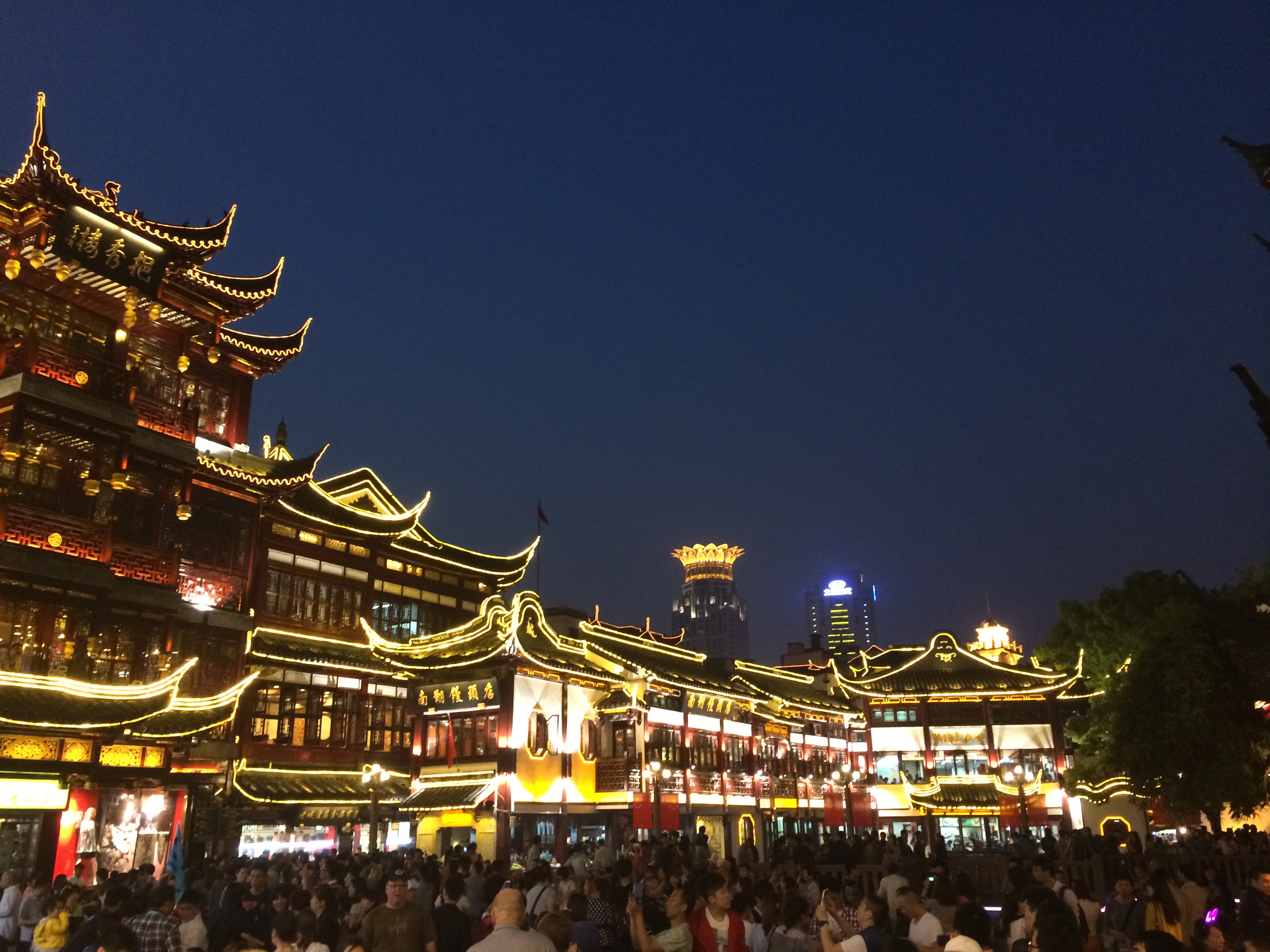 【携程攻略】上海城隍庙旅游区景点,十多年没去过城隍庙了，这里依旧是上海最热闹的地方，四面八方游客至…