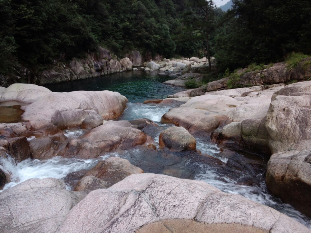 由纵深5公里的香菇河与15公里的白云溪汇集而成,深不见底,五光十色