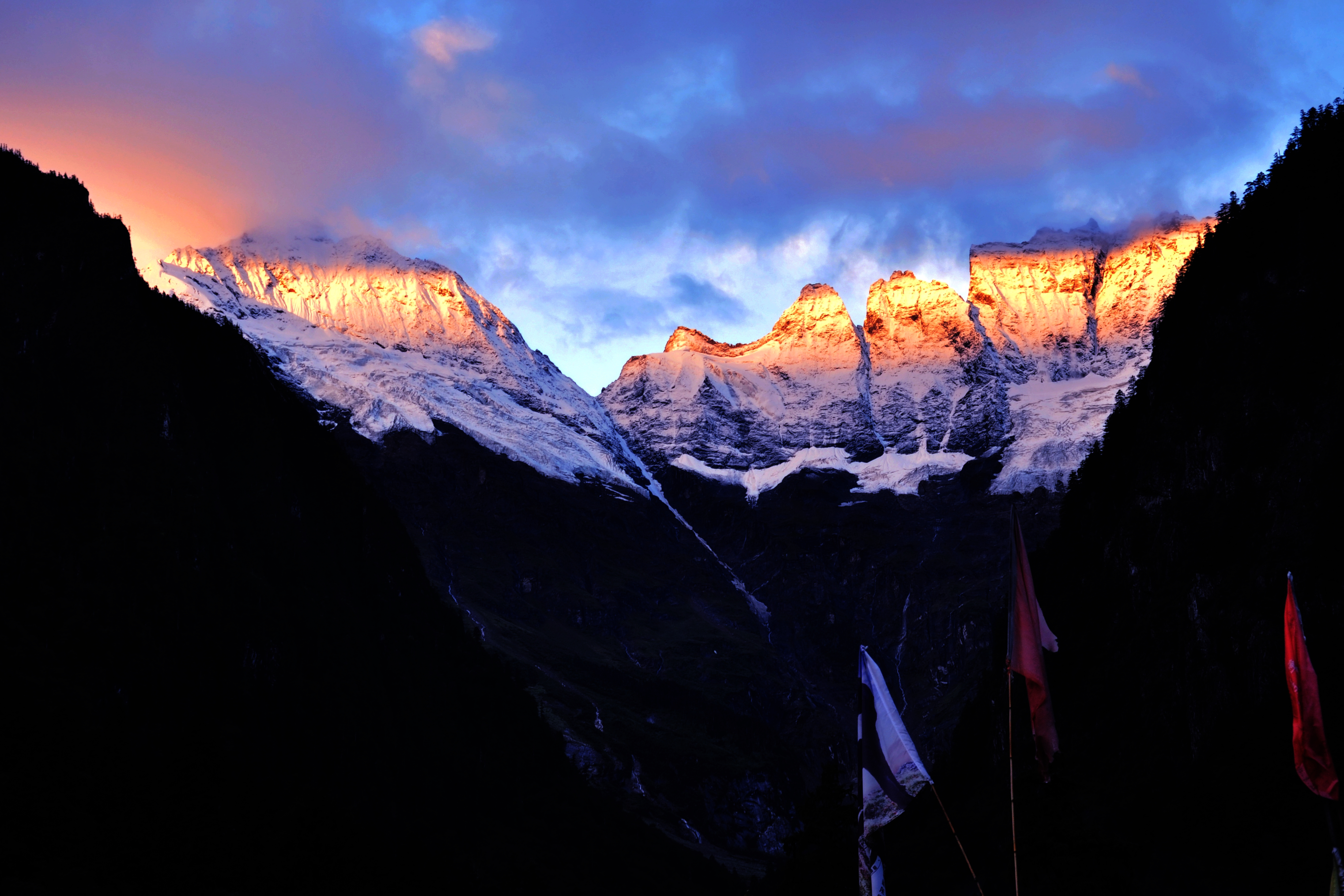 下雨崩看日照金山