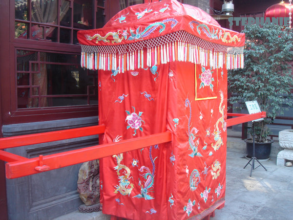 前院摆着一顶轿子,是否再向大家诉说着格格当年逃婚的壮举.