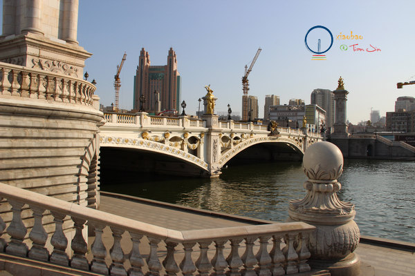 通南桥.天津人民管它叫"和谐号".一头连接的是奥匈建筑群.