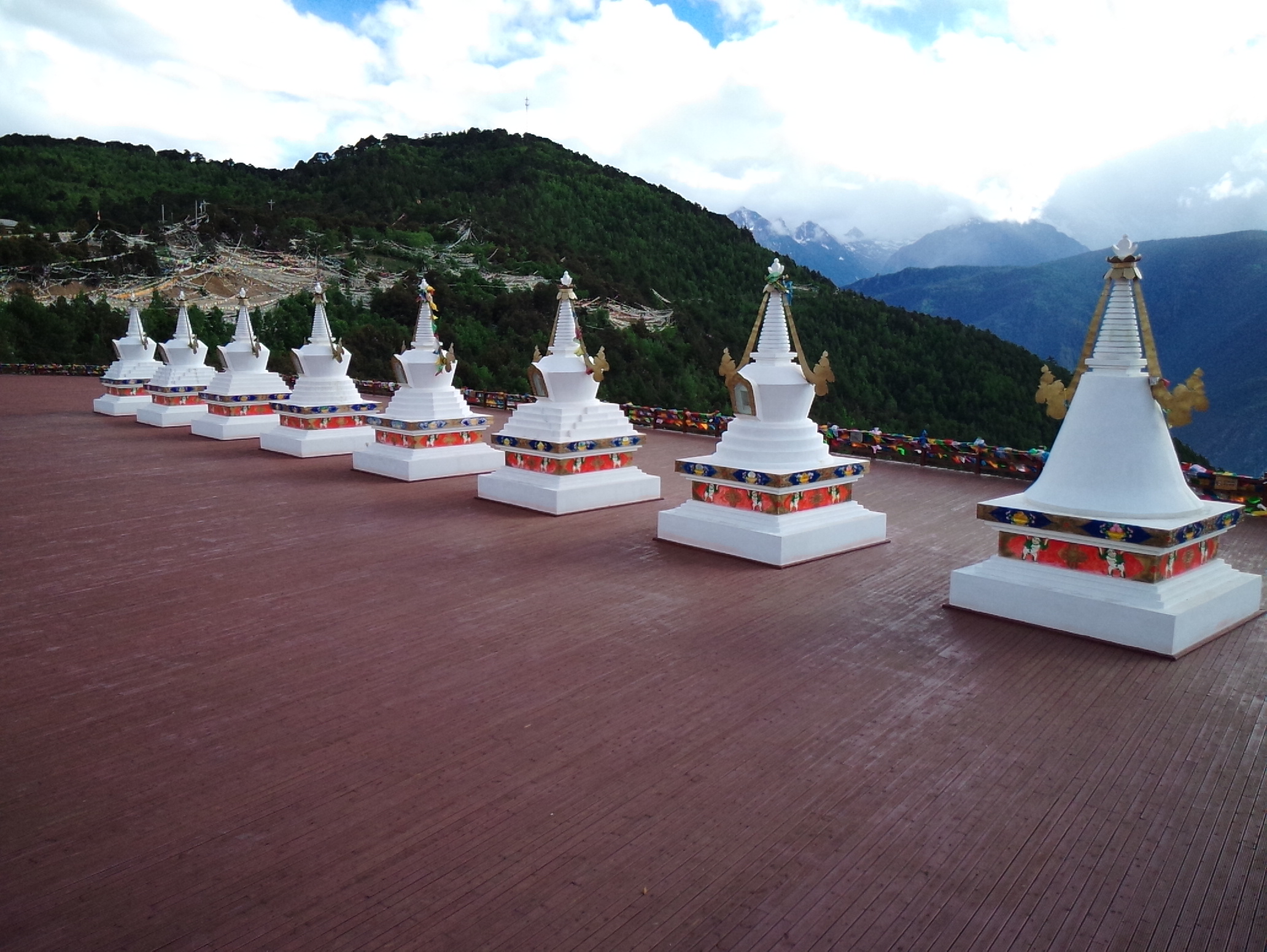 梅里雪山山顶寺庙之谜图片