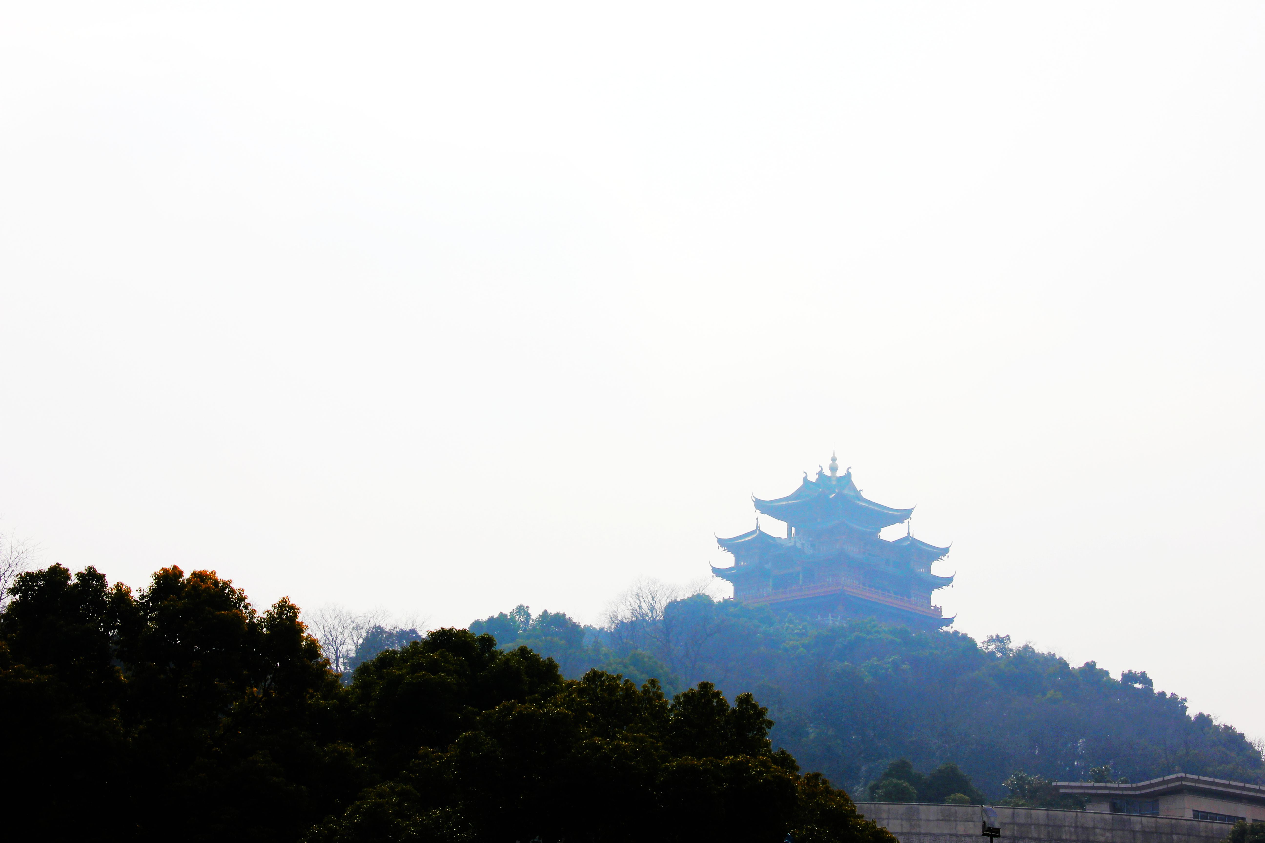                  吴山脚下遥望城