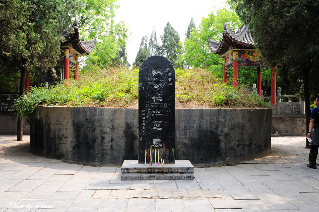 在白马寺后还有齐云塔和狄仁杰的墓碑.