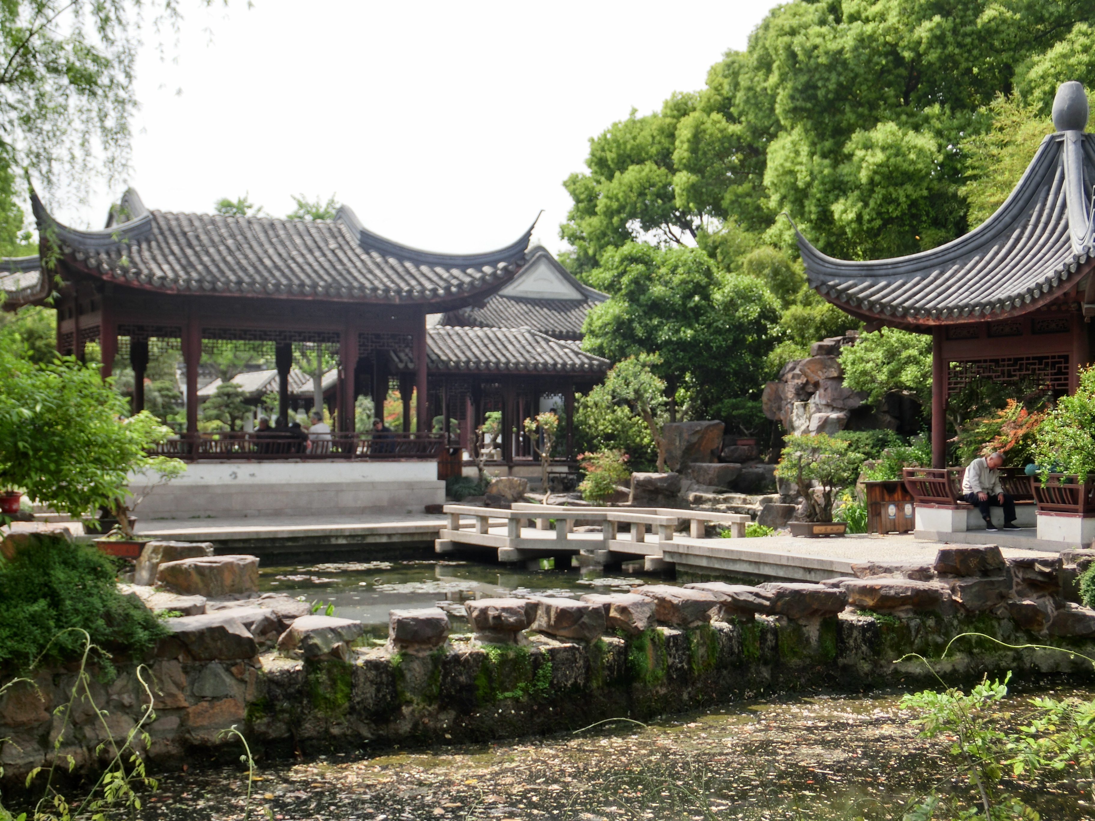 清乾隆十一年(1746年),更名"古猗园".为上海五大古典园林之一.