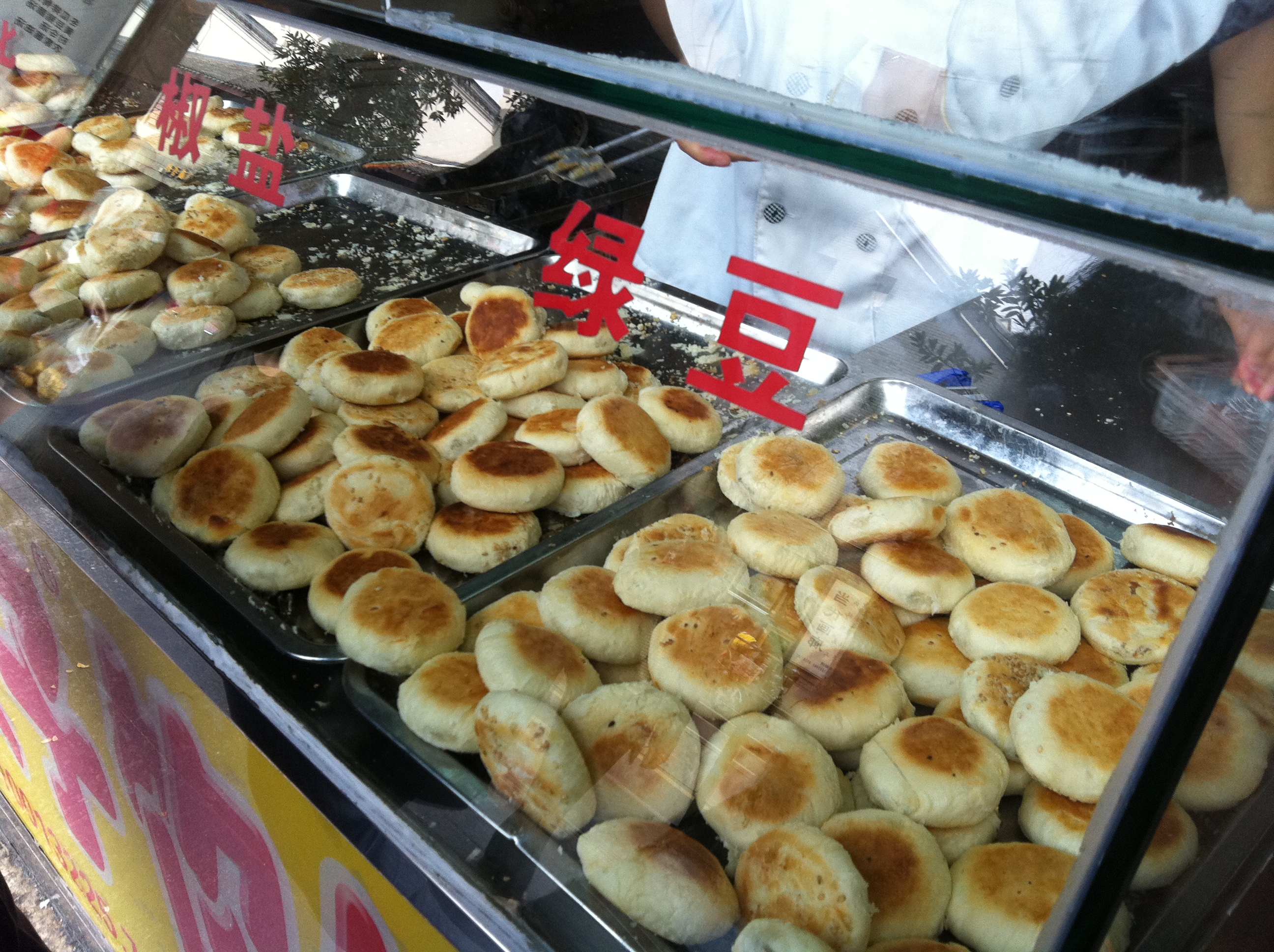 鼓楼步行街店在宁波市鼓楼步行街,这是一家全国连锁经营矮子馅饼的