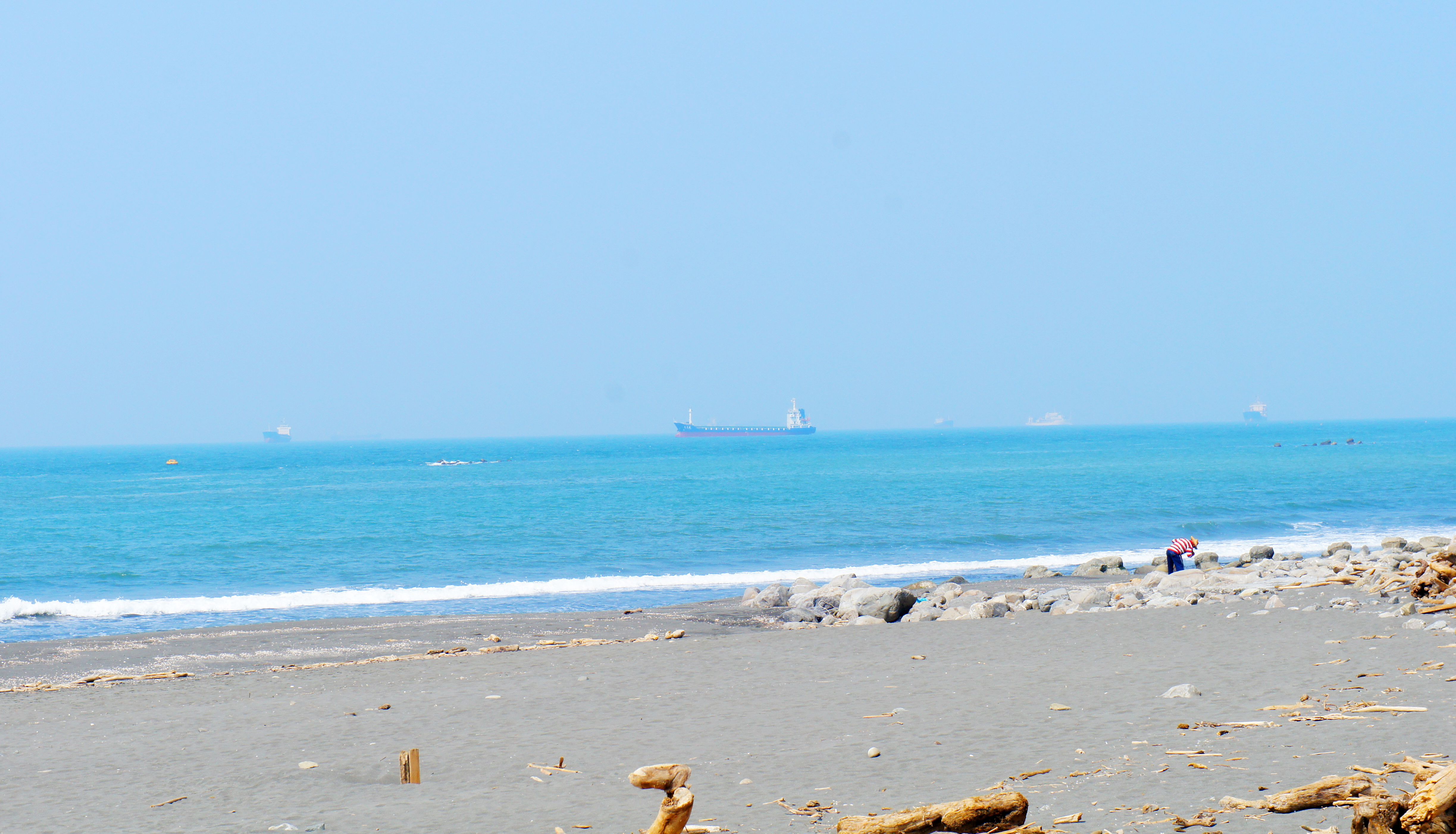 【携程攻略】高雄旗津海水浴场景点,旗津的大海很美 可以看到很多船舶排队进入高雄港 在沙滩上…