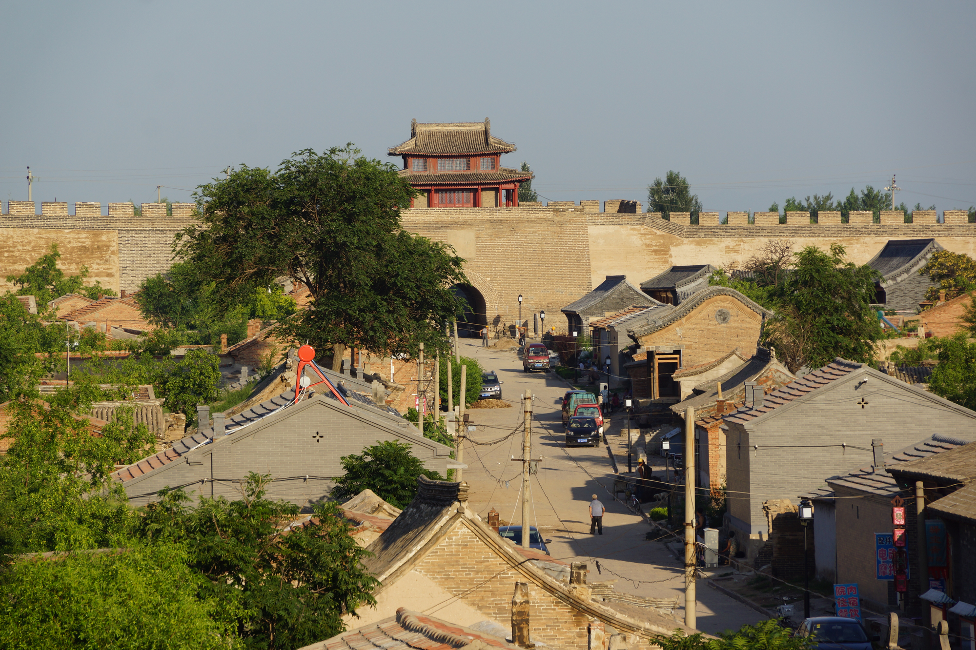 由西城樓望東城樓,遠近由鏡頭說話.